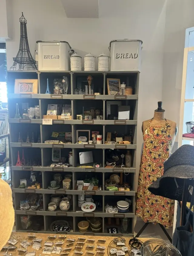 プチプラコーデで歩いていましたら、フランスの雑貨屋さんを発見！_1_8