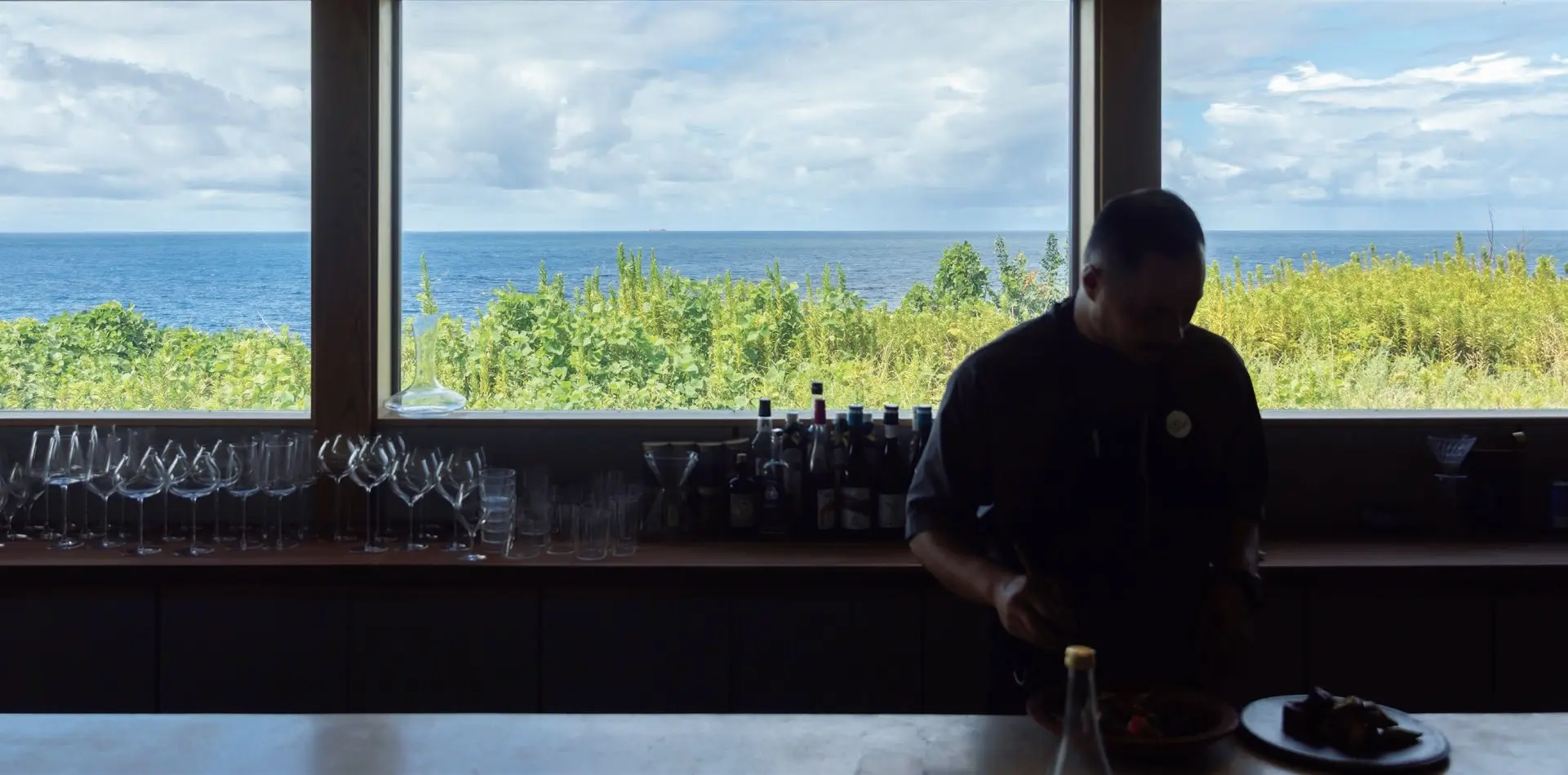 大人のひとり旅　美食　丹後　raw　カウンター越しに海と空の絶景を楽しめ、「冬の夕景が最高です」と坪倉さん