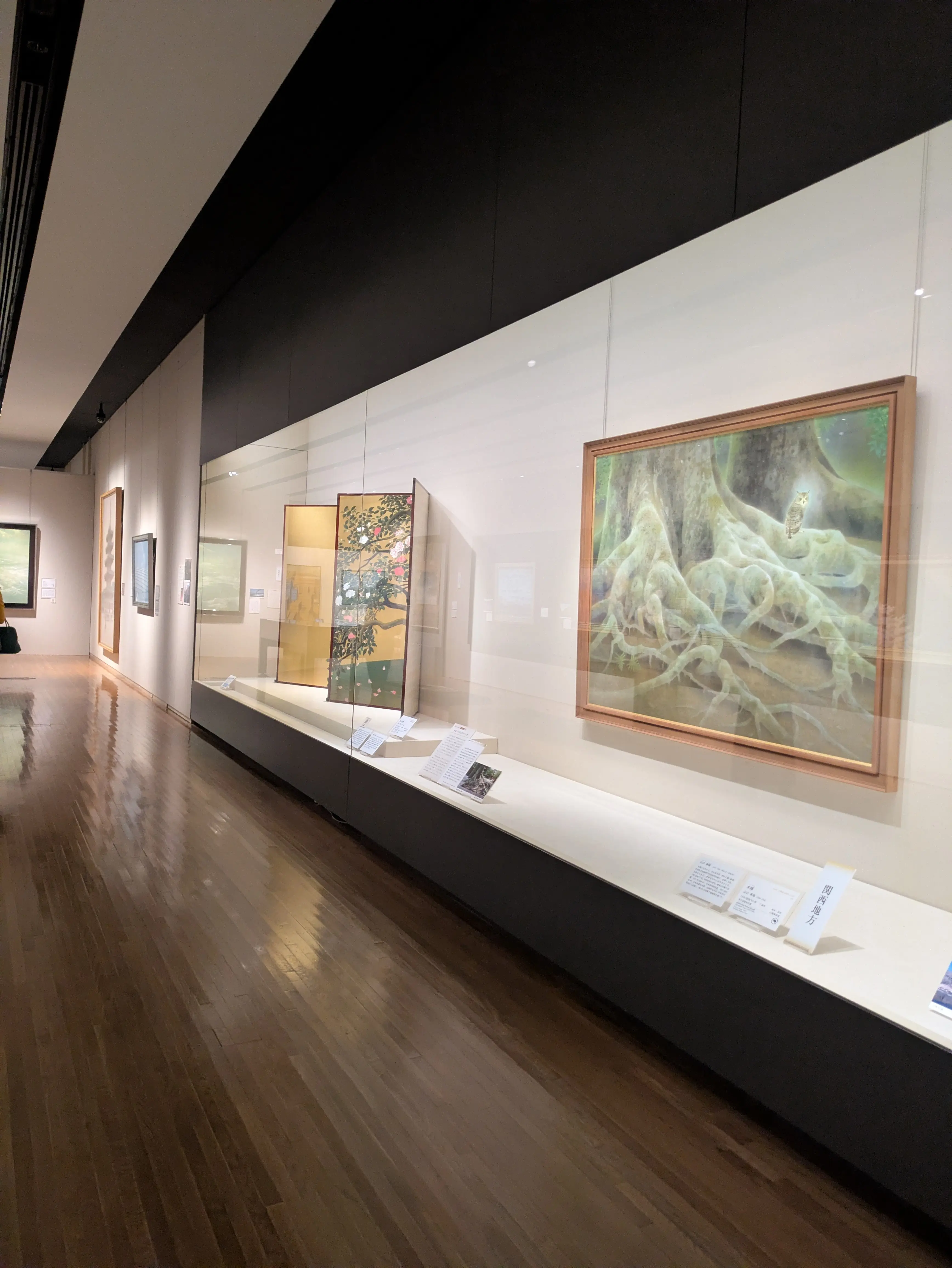 展示室の様子　山口華楊の木精もあります。
