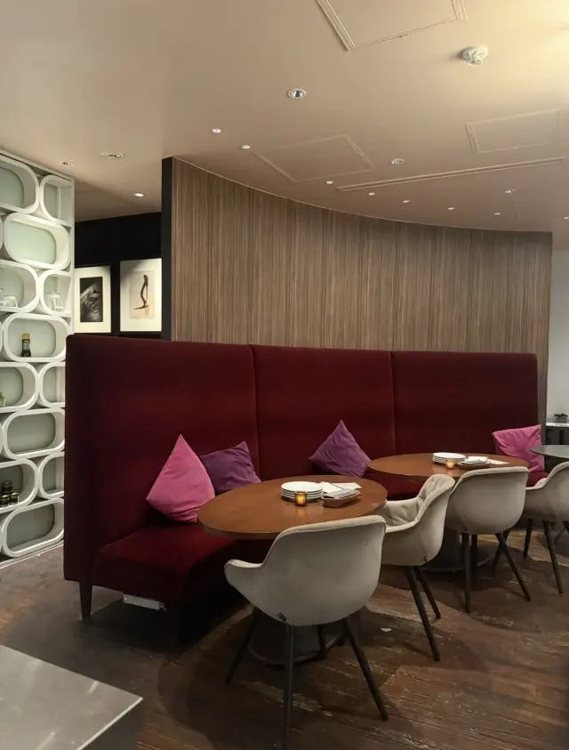 秋寒は無印良品の赤のトップスで温もりをチャージして、夜の丸の内へ_1_9