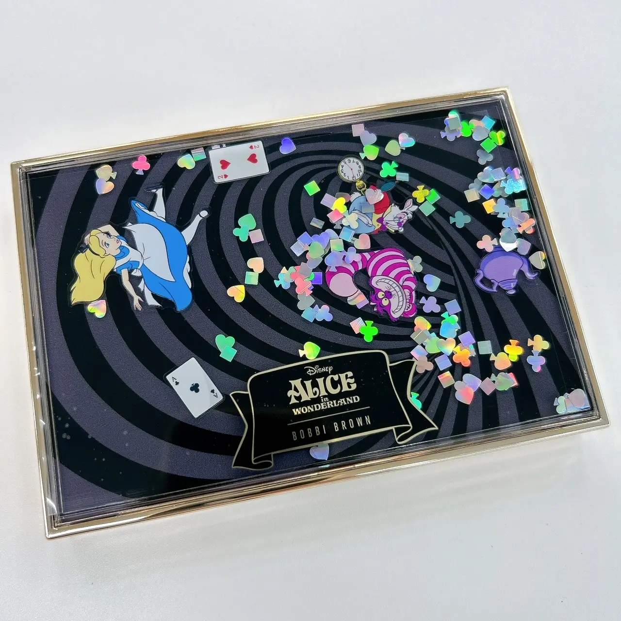 ボビイ ブラウン クリスマスコフレ パレットを振るとアリスやチェシャ猫、トランプやキラキラが動く