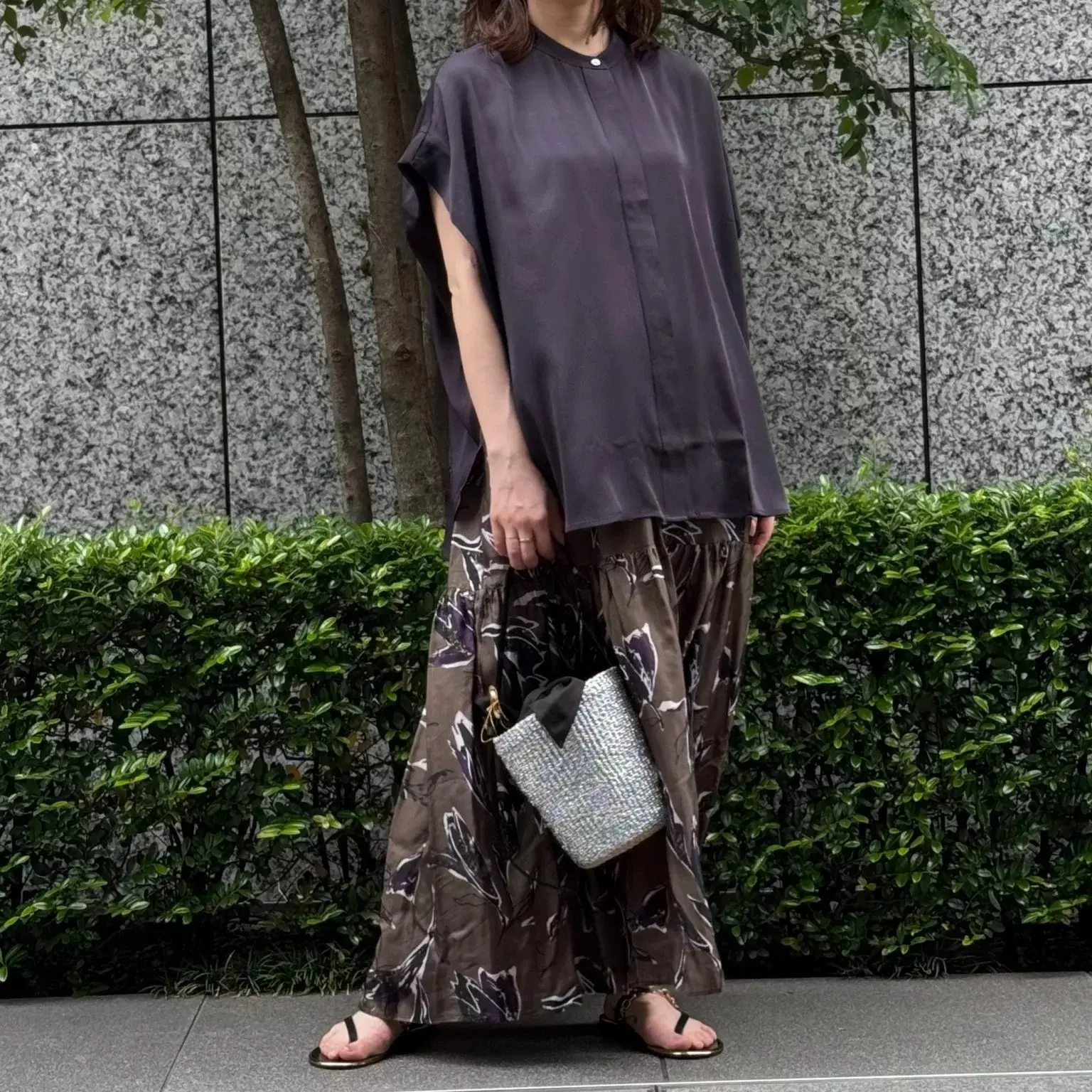 【50代 ブラウス】いちばん使える！ 1着で“涼やかエレガンス”を叶える『とろみブラウス』主役の品格コーデ20選_1_30