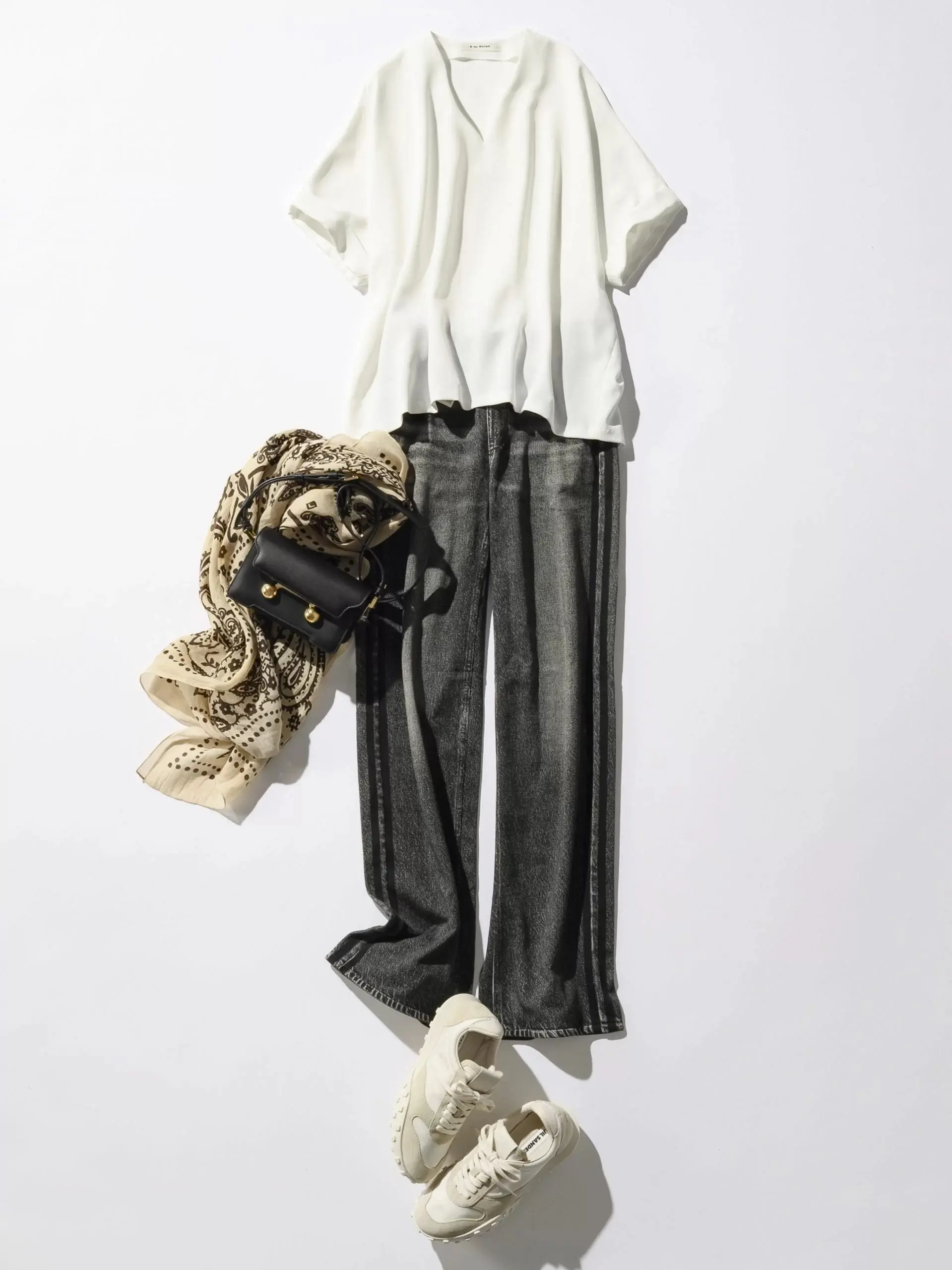 【50代着回し術】Tシャツより上品！とろみトップスで叶える【残暑～秋のスイッチコーデ6選】_1_5