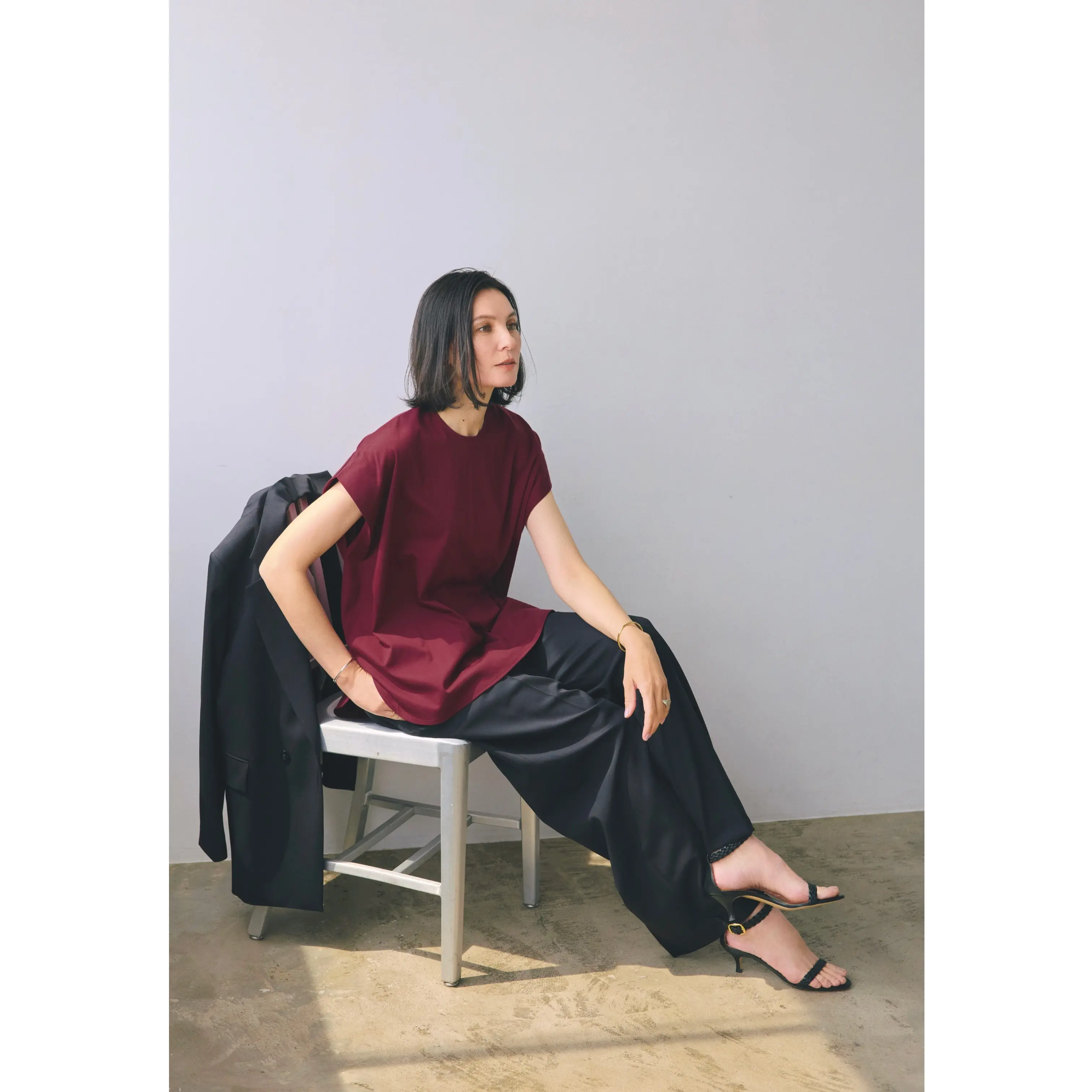 ハーガンディのフレンチスリーブTシャツに黒パンツを合わせたコーディネート モデル・田沢美亜