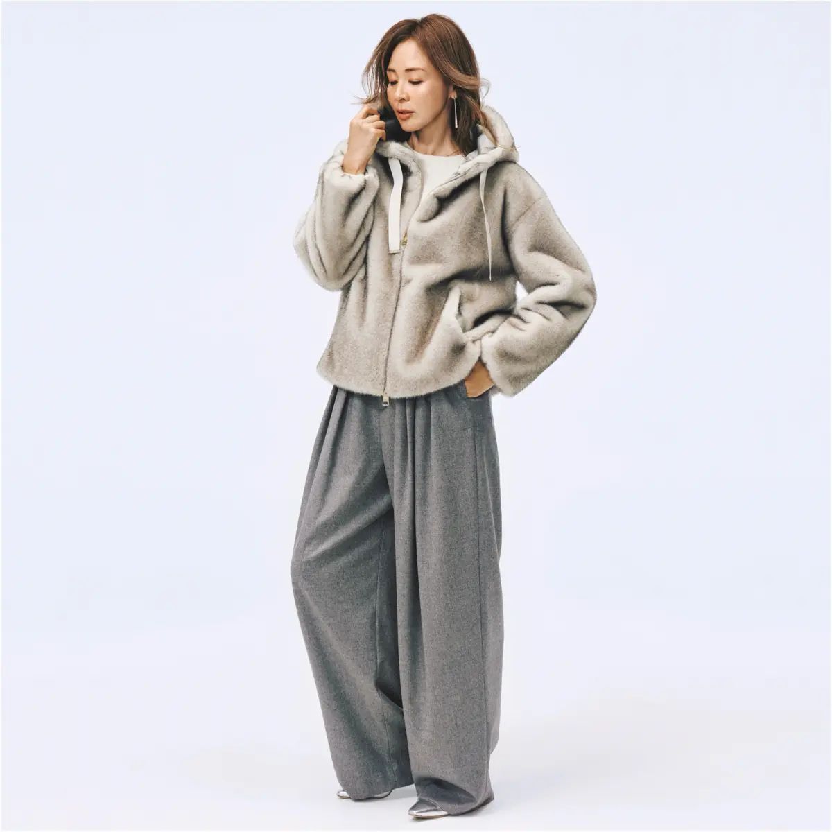 ライトグレーのフードつきファーブルゾンにグレーゆるパンツを合わせたコーディネート　モデル・SHIHO