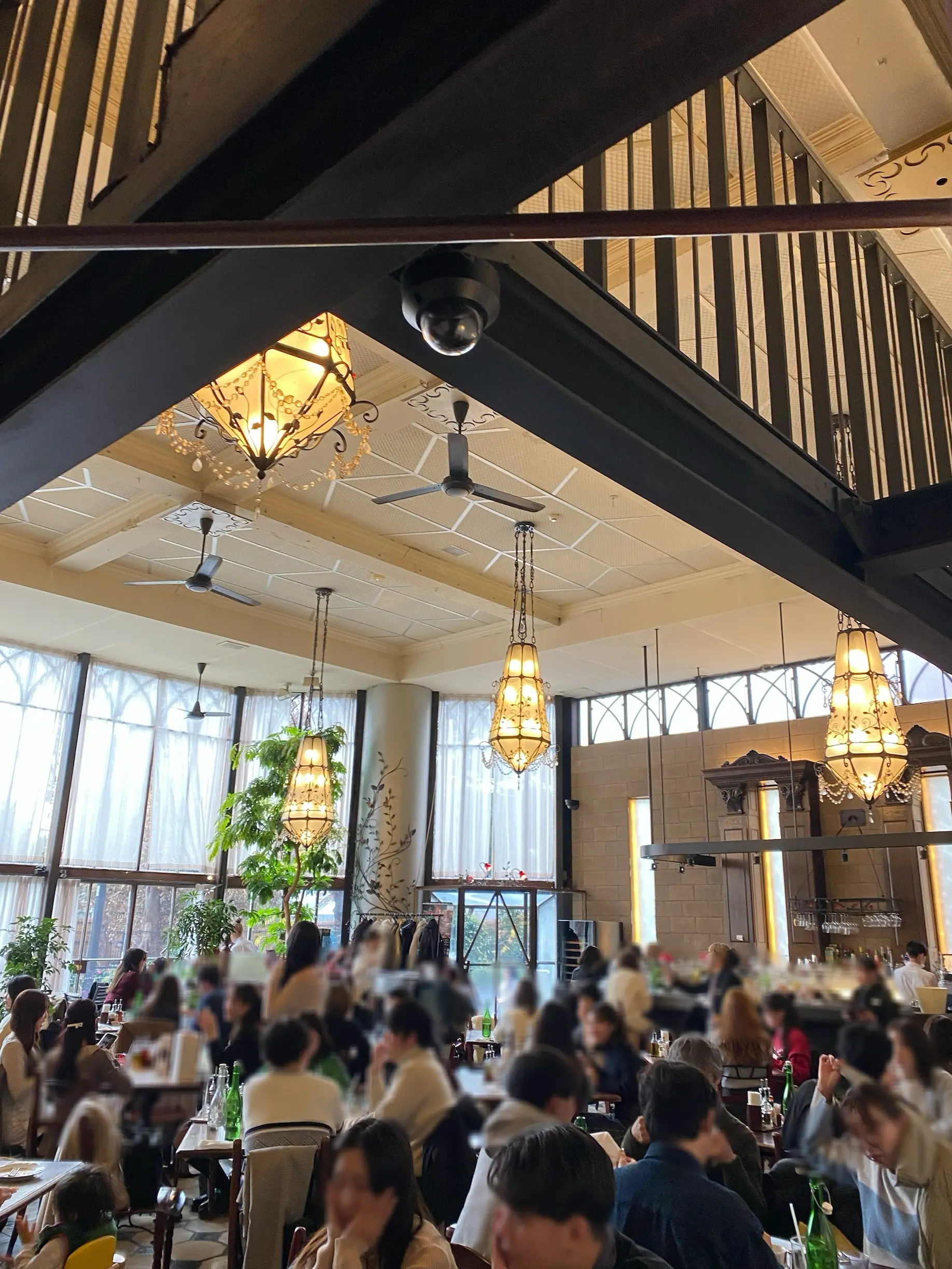 新宿御苑近くのラ・ボエム店内の様子。天井が高くシャンデリアが印象的な空間で、同期とのランチ会が行われたレストランの雰囲気。