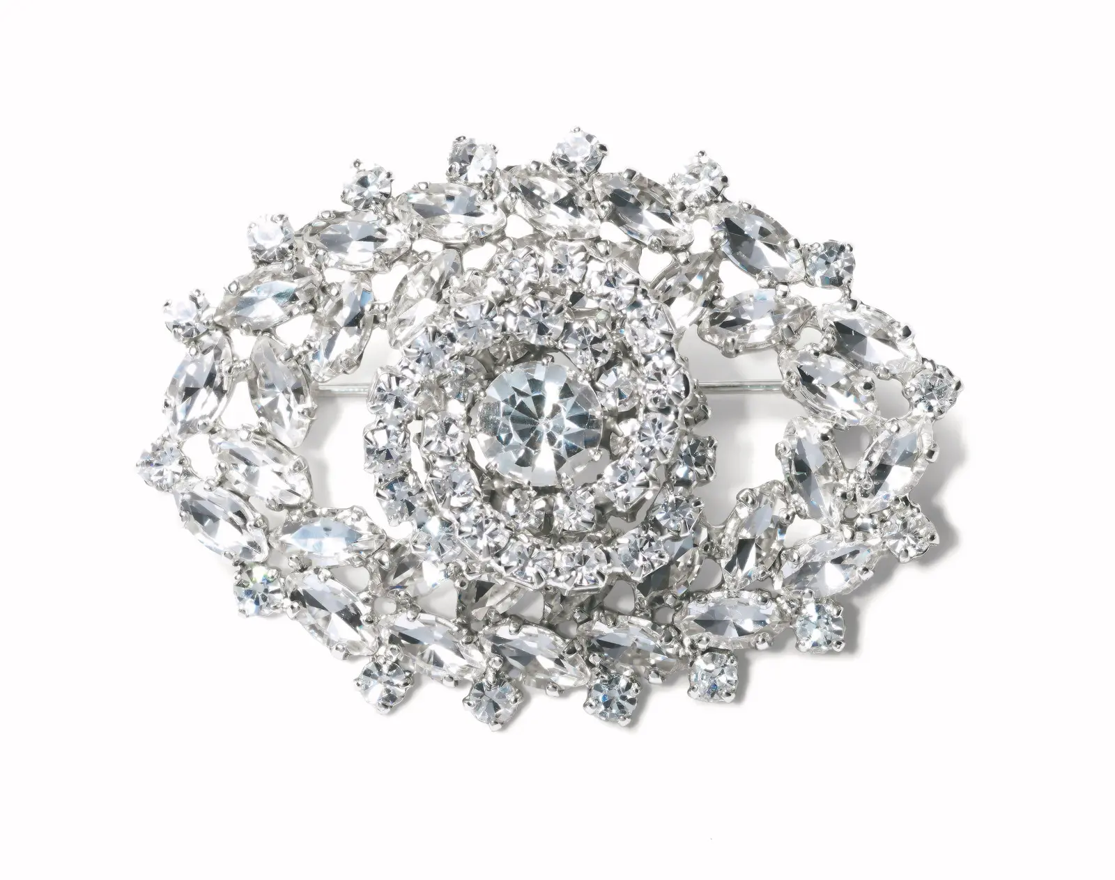 キラキラブローチは 大人好みのモチーフで　❺大小のストーンを立体的に組み上げたブローチ。キ ャッツアイ形のフォルムでスタイリッシュに。ブロー チ￥33,000／イザ（ヌメロ ヴェントゥーノ）