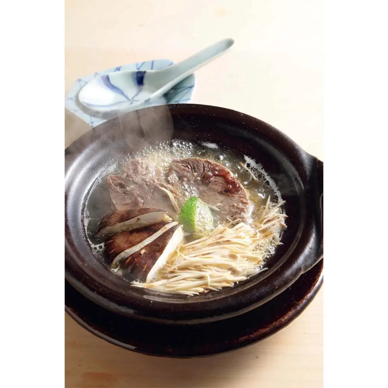 「松茸と牛肉の肉吸い風鍋」。3 〜4日煮込んだ黒毛和牛のネックと素麵に見立てた松茸をあっさりとしただしとともに。料理は時価で、1人分の予算は￥15,000〜