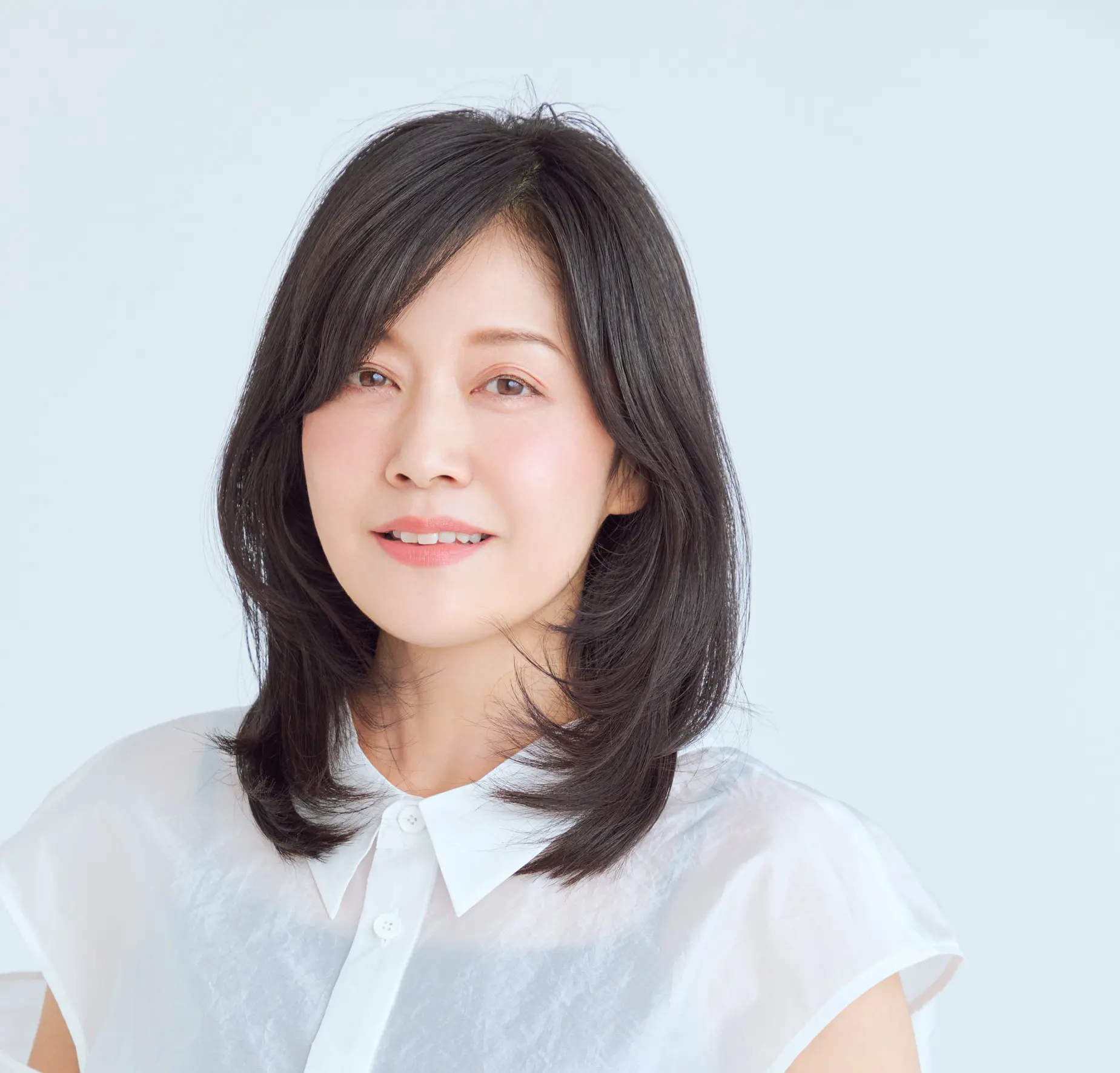 前から見たセミロングヘアスタイル