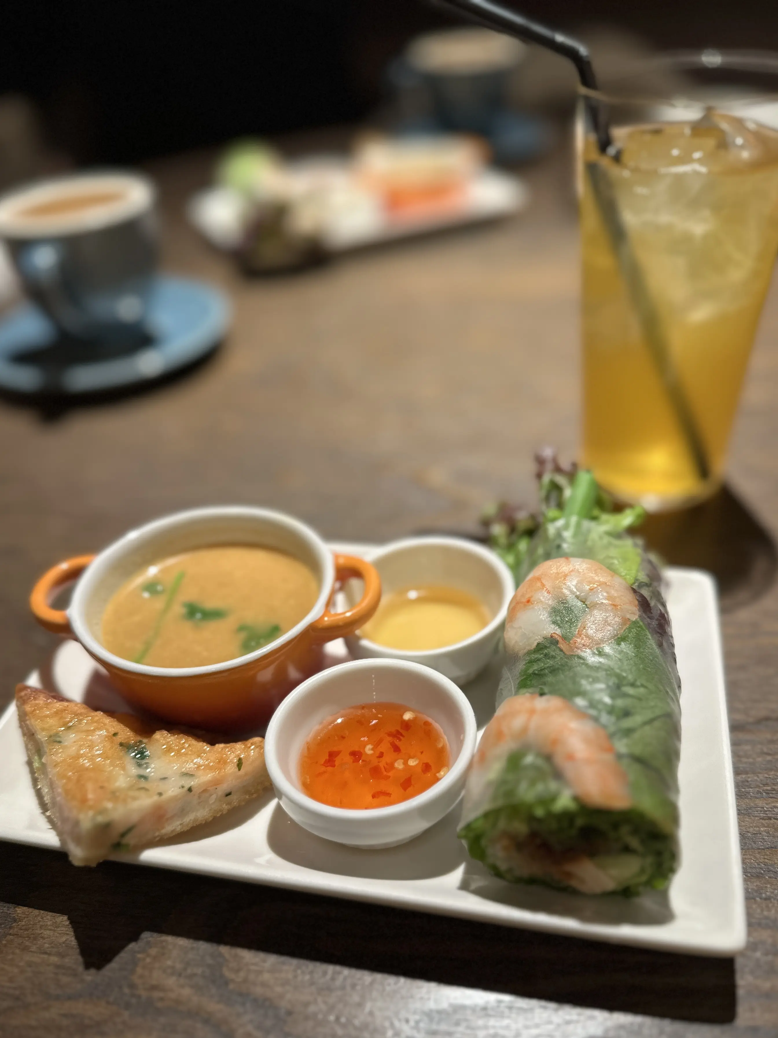 ブラックコーデのアクセントにデニムシャツ_1_2-1