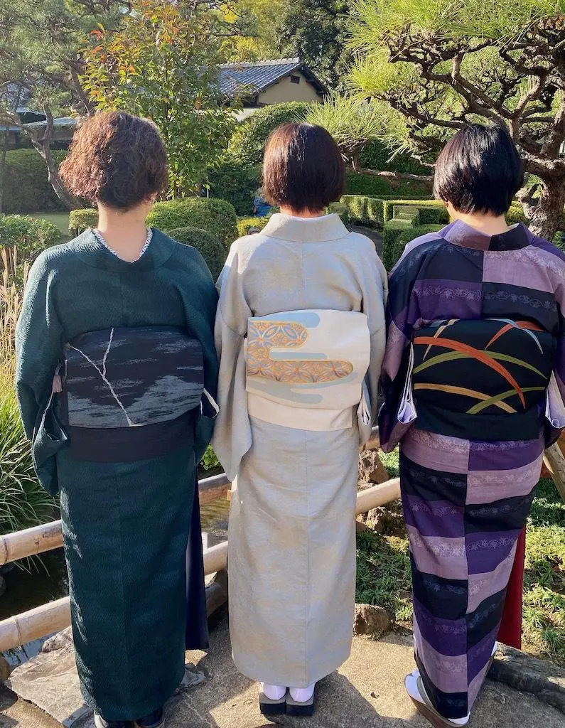 3人の着物姿の女性の写真