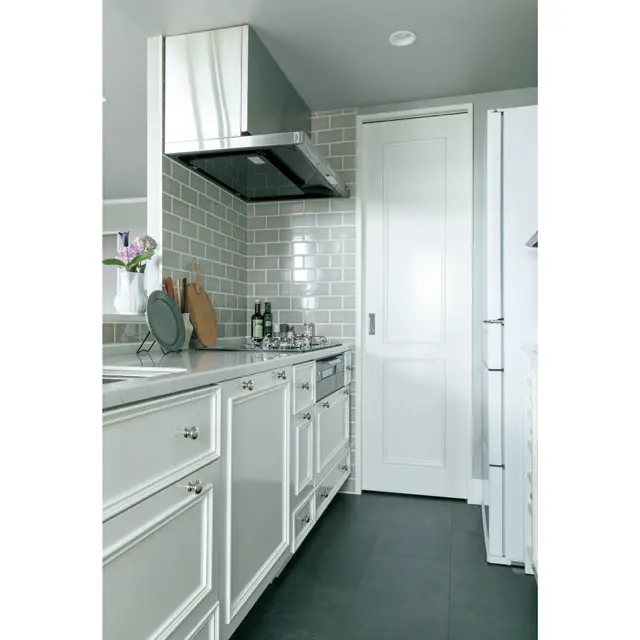 予算を抑えるため、シンク＆コンロ側はタカラスタンダードのキッチンの扉のみを変えて設置