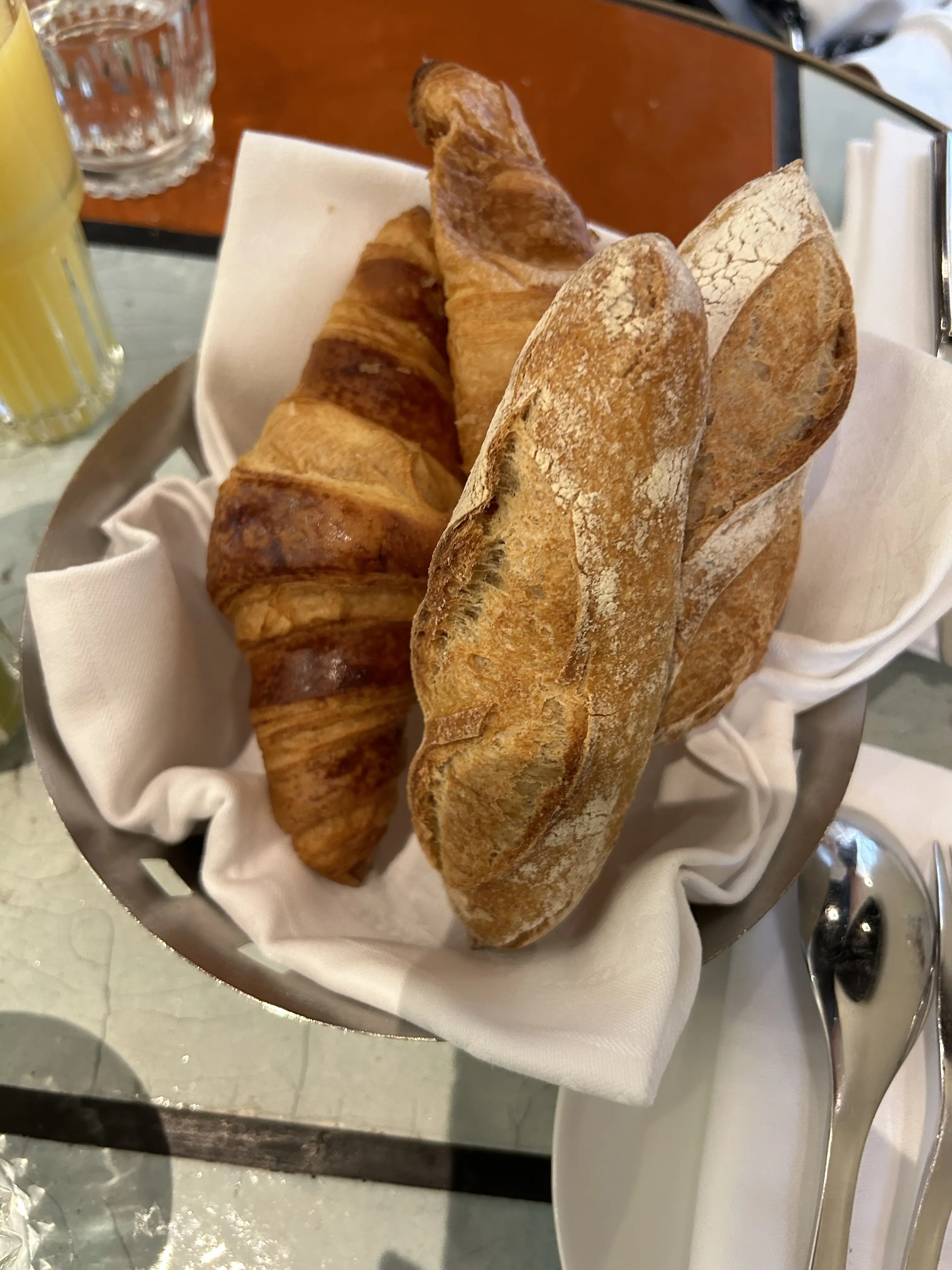 パリの朝食　クロワッサン　