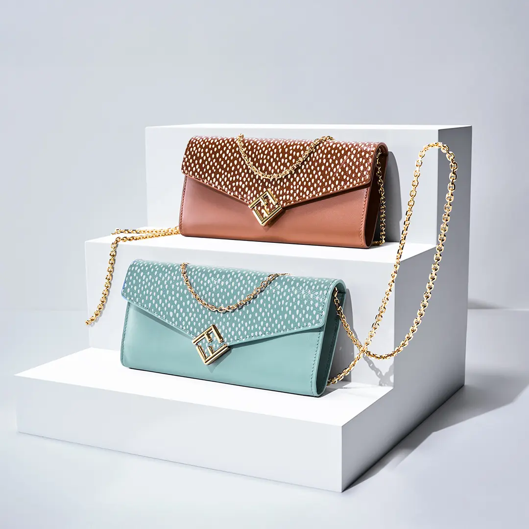 フェンディ　FFダイヤモンド 財布ショルダー　ブラウンとライトブルーの２色が並ぶ