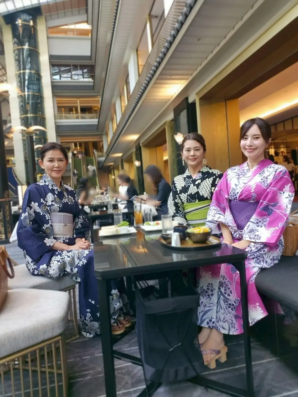 雅叙園ラウンジでお茶を楽しむ3人の女性。浴衣姿