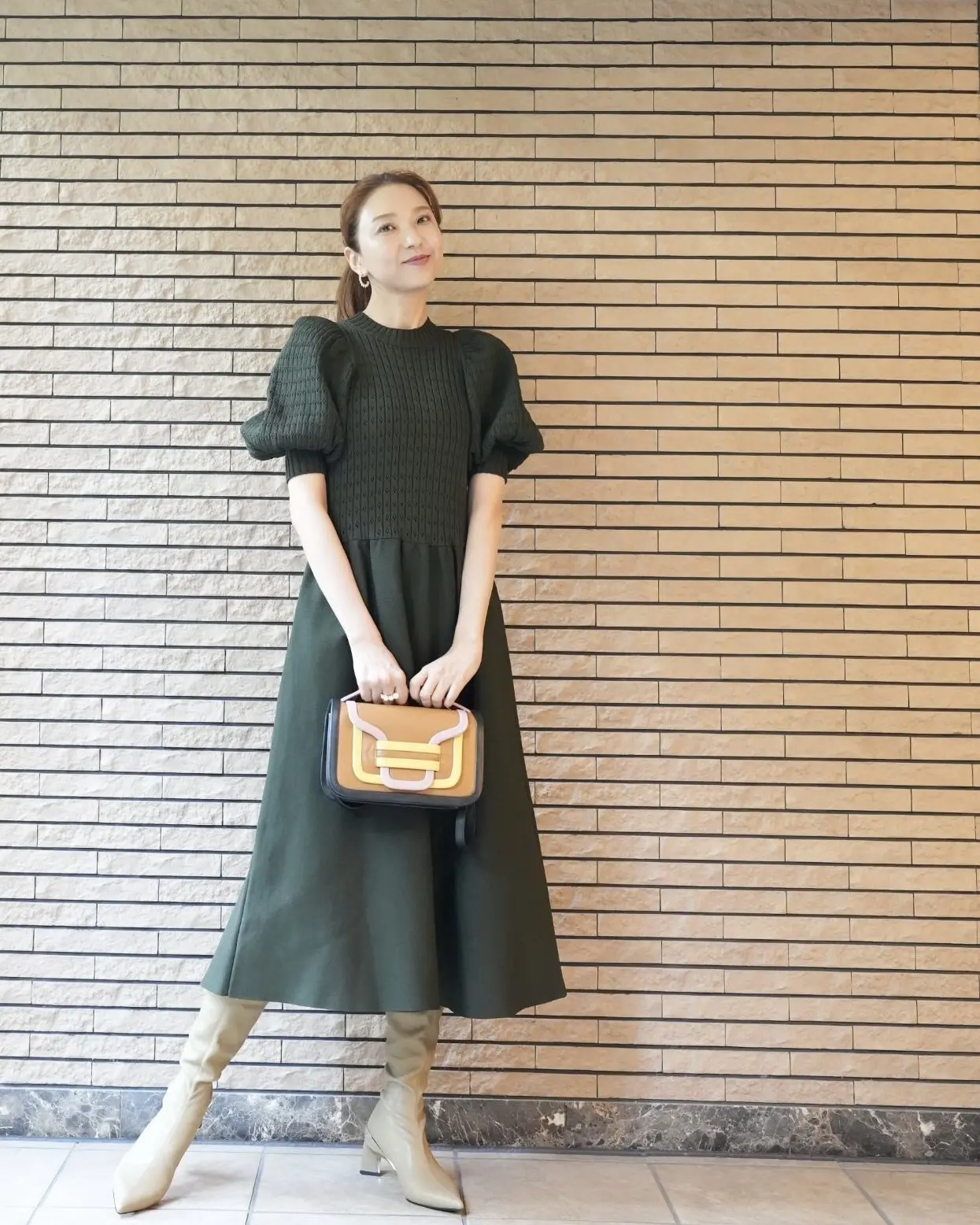 秋の陽だまりに大人可愛いモスグリーンワンピース💚✨_1_1
