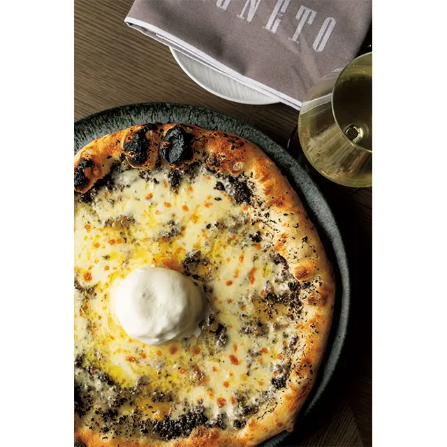 『ピニェート』の、香り豊かなトリュフが楽し めるピザ