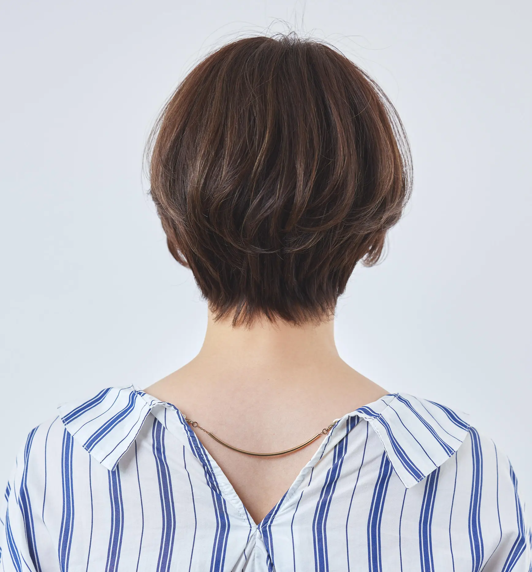 Webエクラ 後から見たショートヘアスタイル
