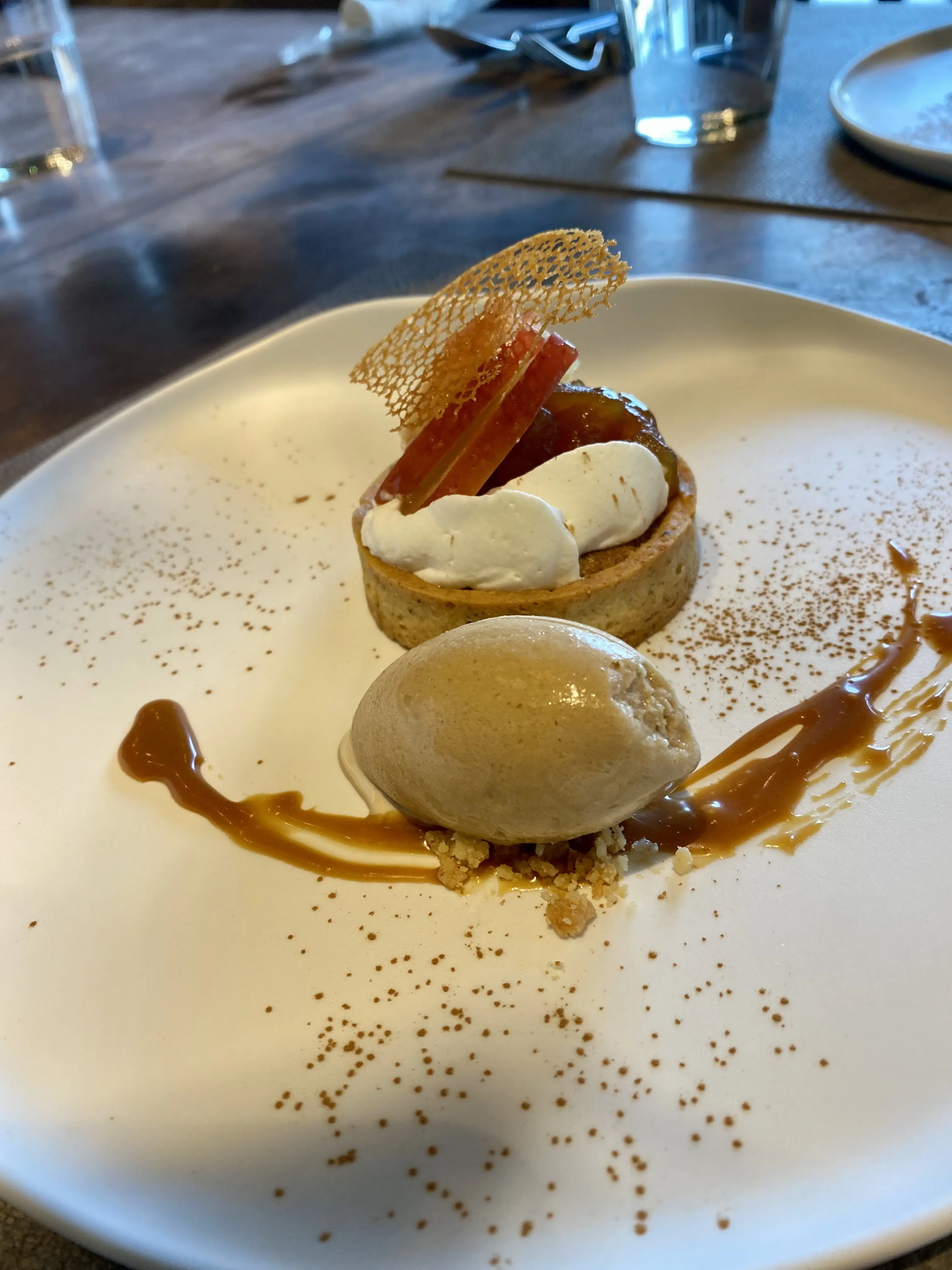 表参道bonélan（ボネラン）のデザート。林檎のタルト アールグレイ風味のアイスクリーム添え 画像説明文