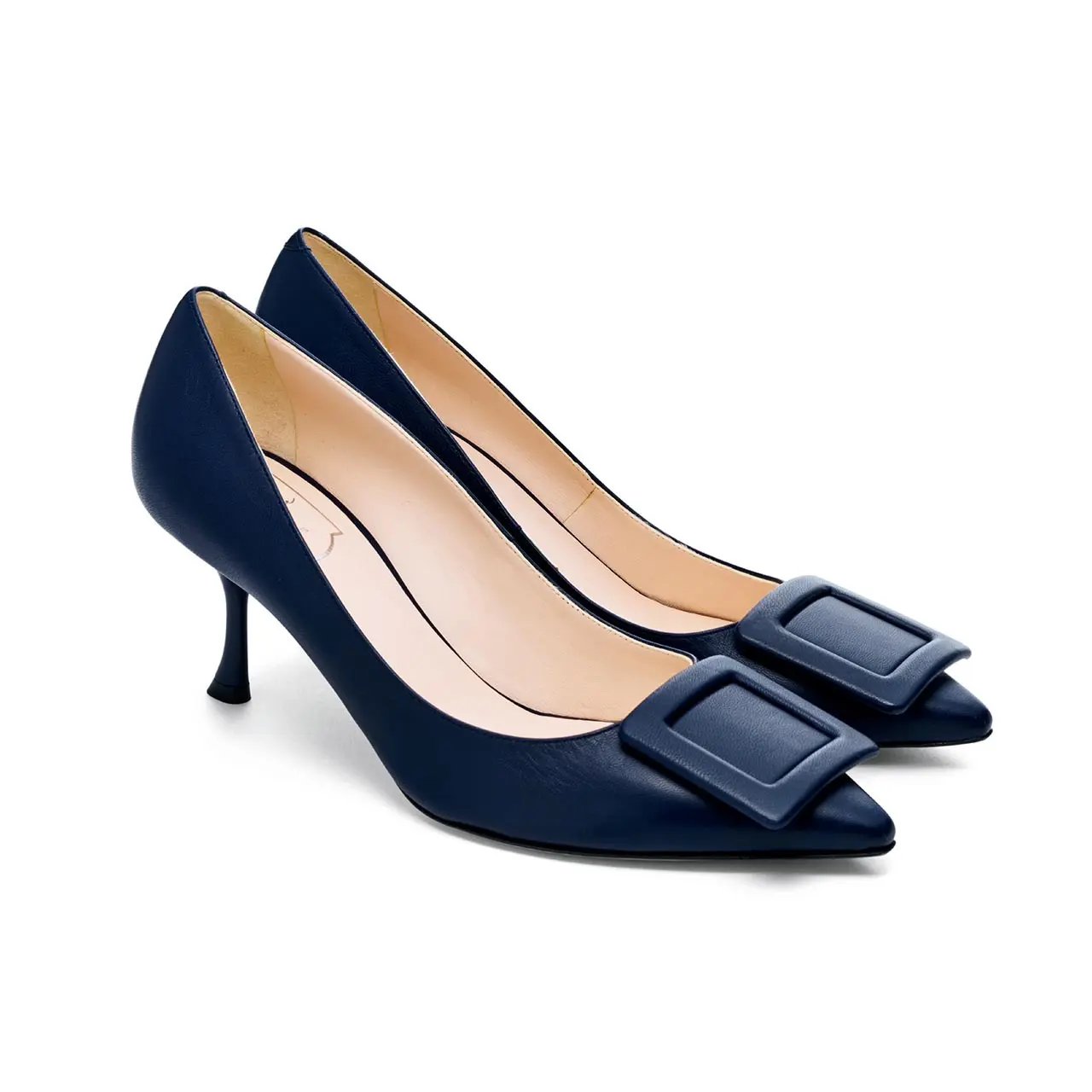 ネイビーパンプスが伝える 正統派コンサバの美学