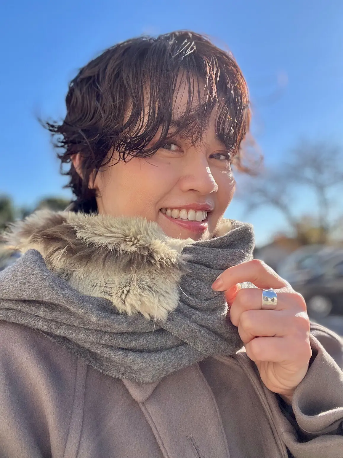 【おしゃれな40代・50代のストールコーデ】ルイ・ヴィトンやフェンディなど。冬の装いに華を添えるストールやマフラーを使った最愛コーデ_1_10