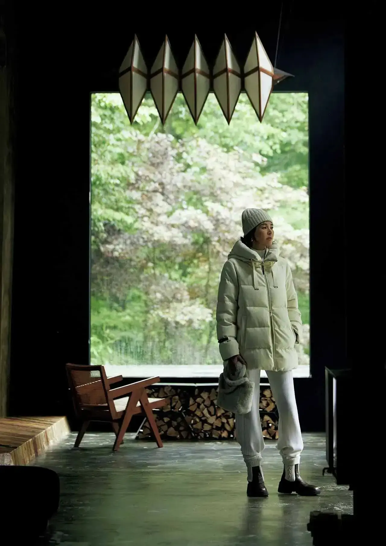 服装を選ばない！50代が毎日着たくなる、軽やかで上品な「ダウンコート」