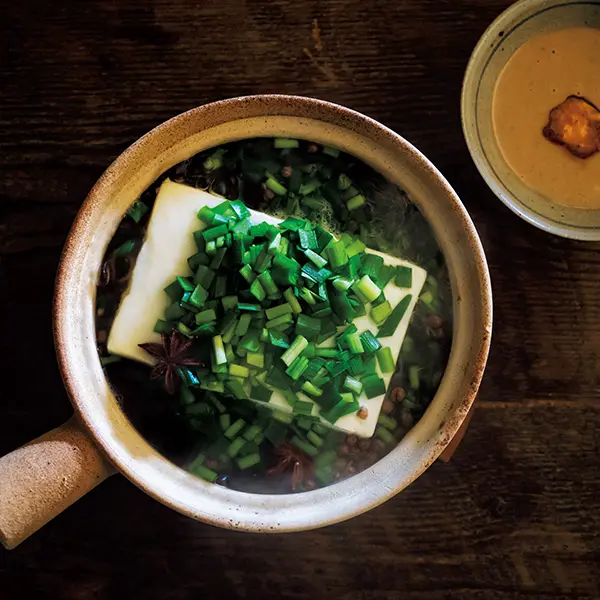 料理家 冷水希三子さんの豆腐とニラのスパイス湯豆腐レシピ