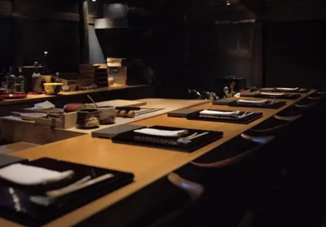 築120年の蔵の2階にあるカウンターは最大7席