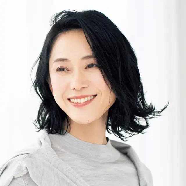 ランダムパーマをプラスして今っぽいミディアムヘアに【50代髪型・ヘアスタイル】