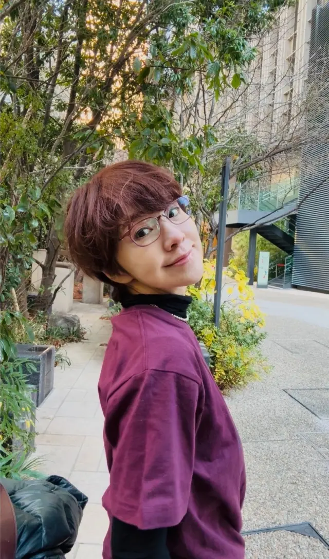 大人のおしゃれにひとさじインパクトを加えたメガネコーデ_1_4