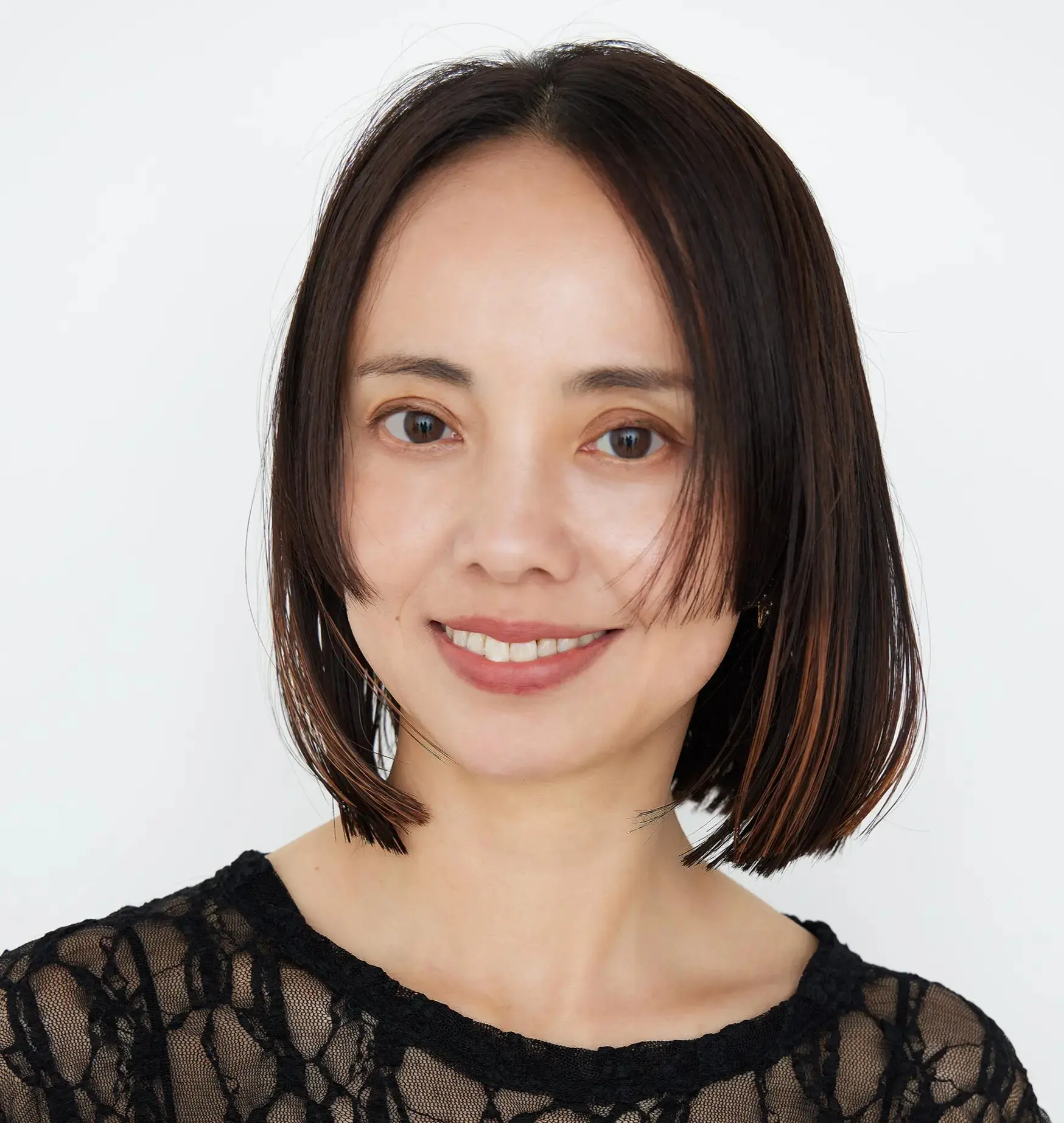 【50代に人気のミディアムヘア60選】手入れが楽なヘアはこれ!おばさんにも見えない洗練ミディアムヘア