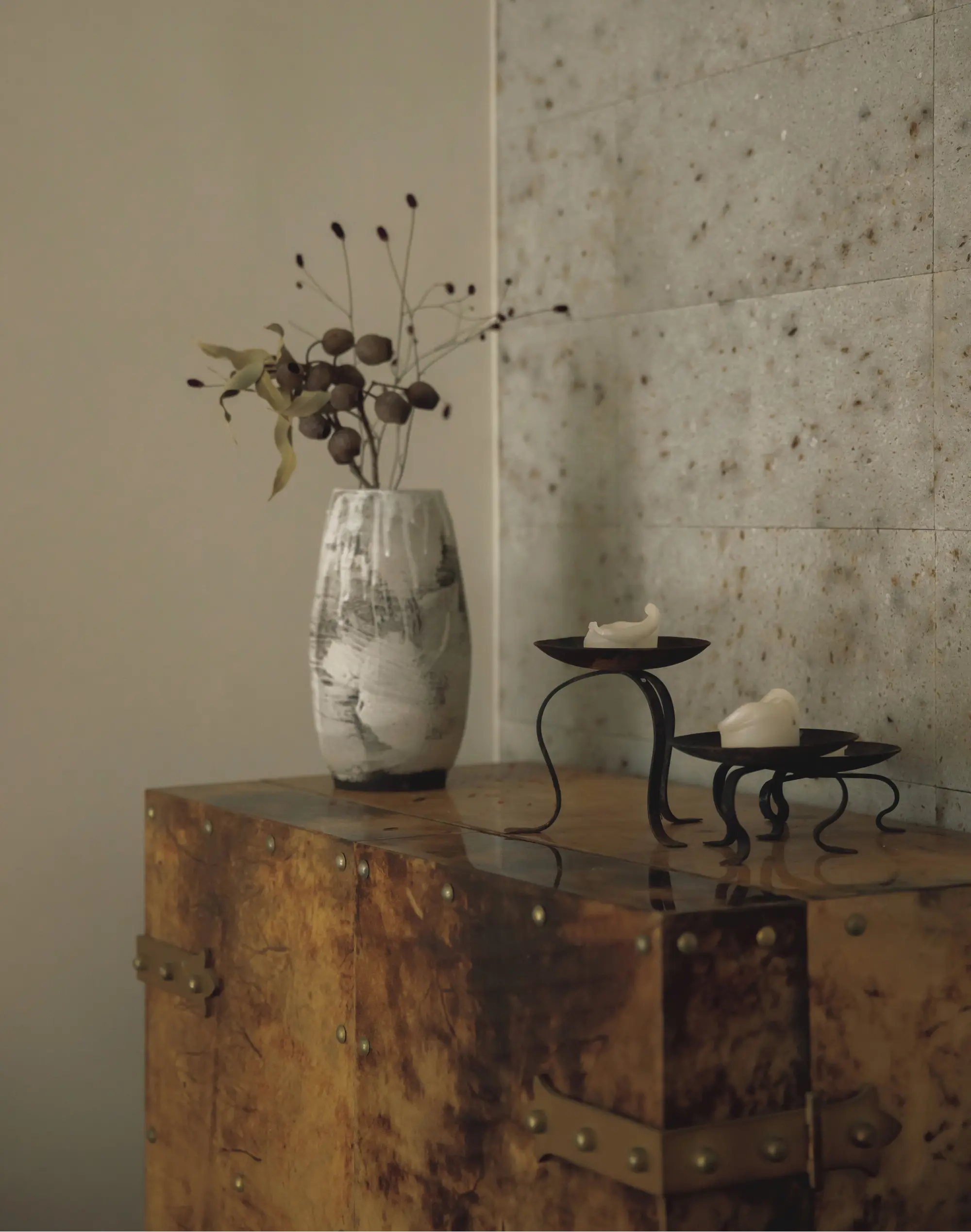 【50代の実家問題】美しく経年変化する素材を用いてリノベーション。“自分らしく住み継ぐ”という選択　野村友里さん　大谷 石の壁の前には長く海外で暮らした親族から受け継いだ、革張り の’60年代のイタリア製バーキャビネットを。中にはグラス類を収納　