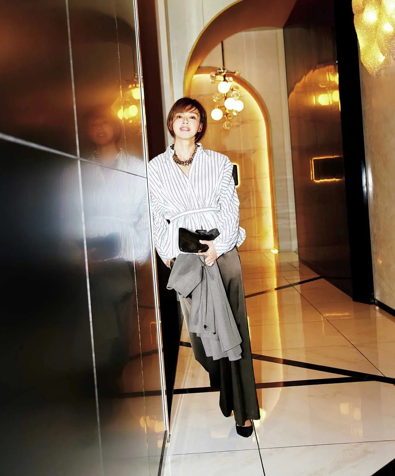 いきいきとしたオーラを放つ構築的なフォルムの美貌ブラウスで、ナイトアウトに華を添えて