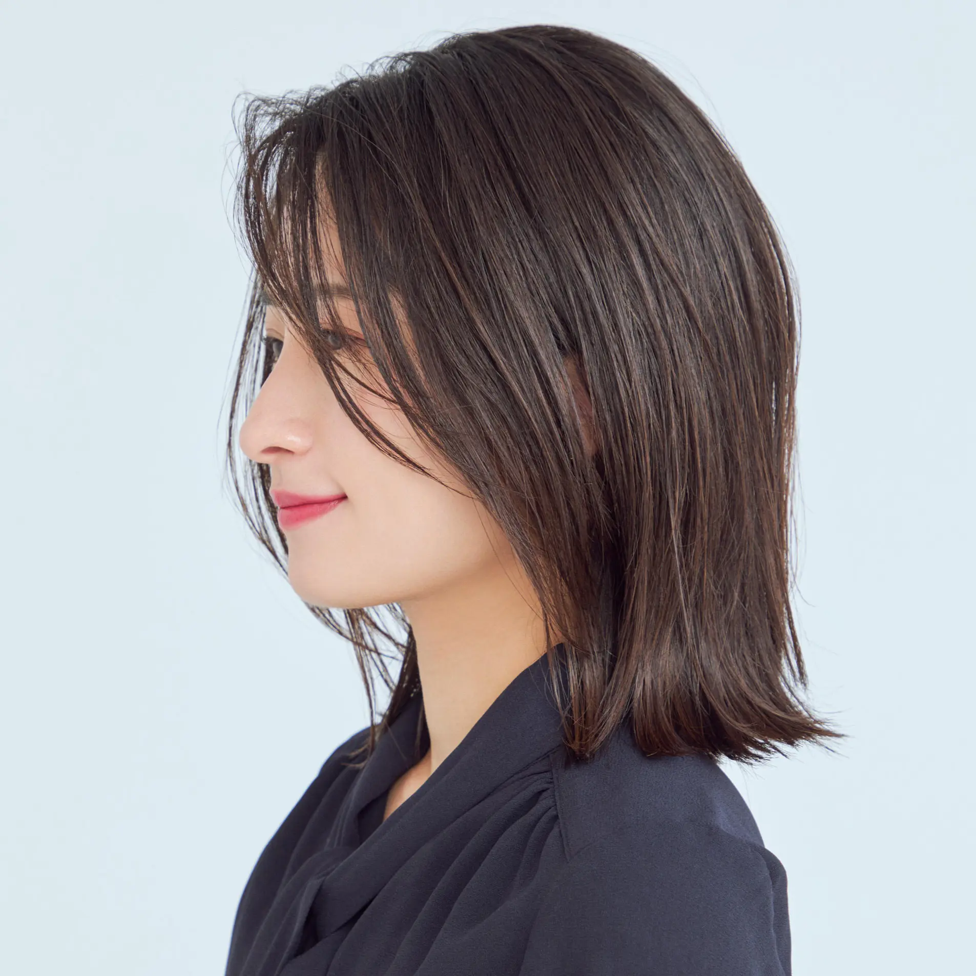 横から見たミディアムヘアスタイル