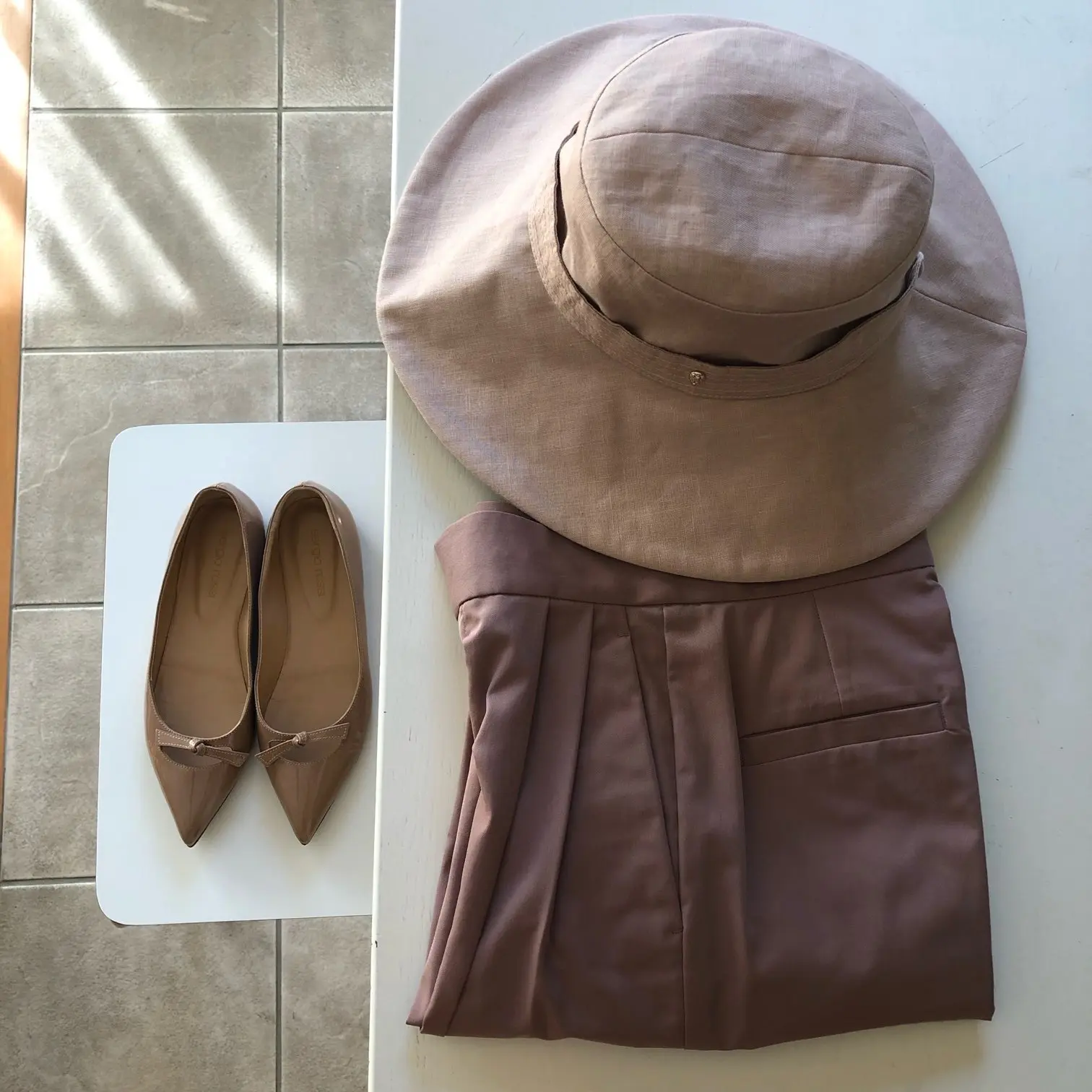 ピンク系の帽子、パンツ、靴