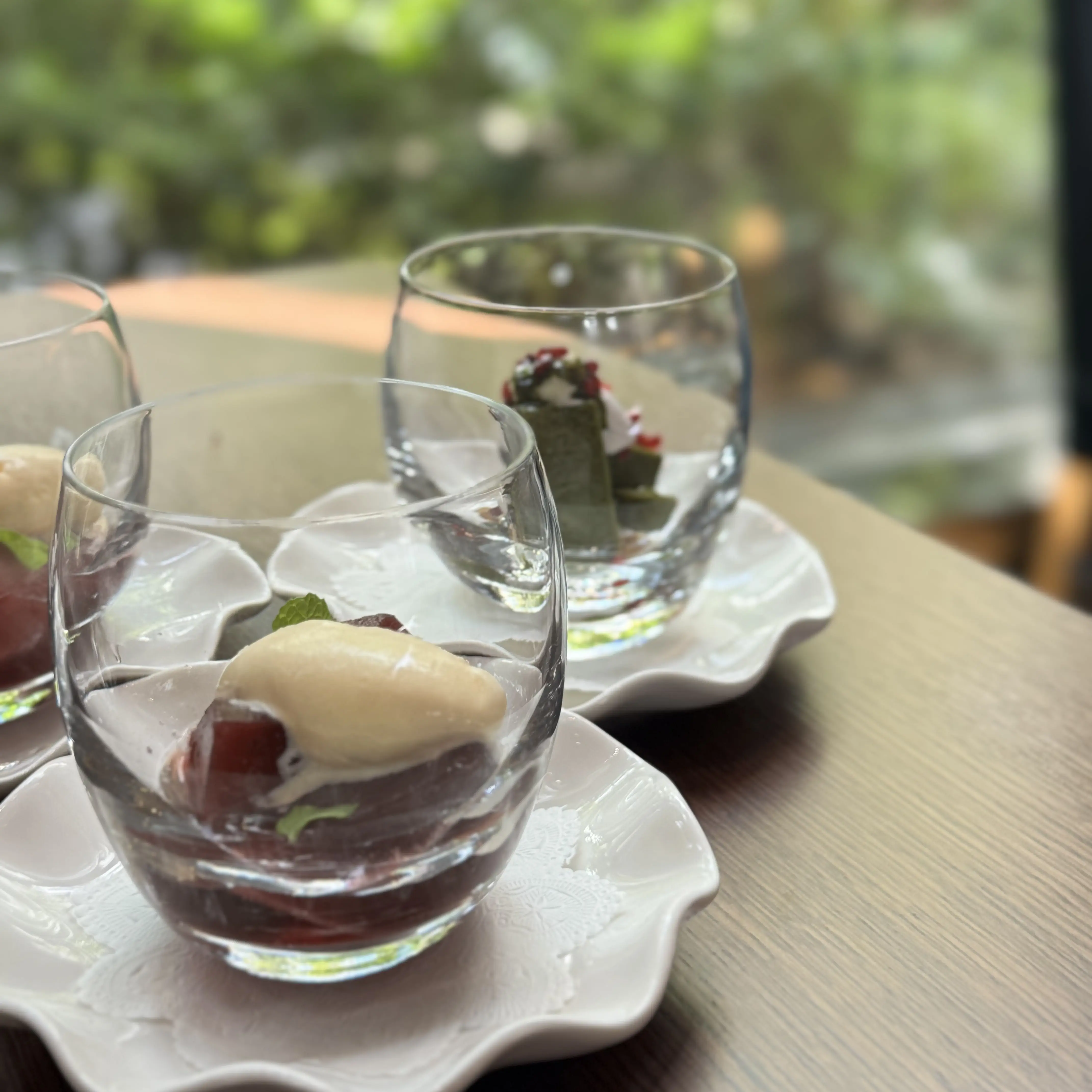 光沢スカートでつくる淡トーンのご近所ランチコーデ_1_4-2