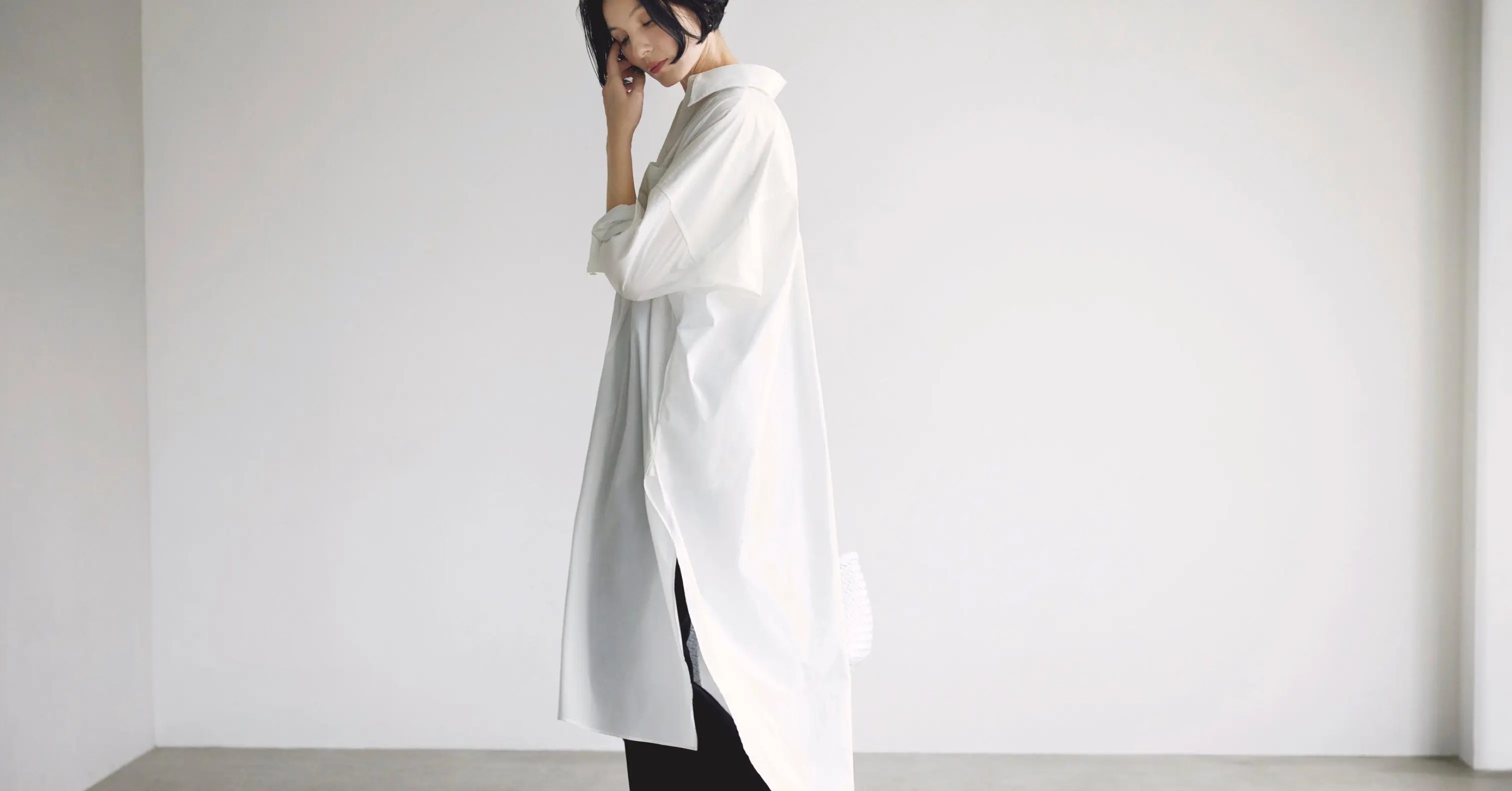 白シャツワンピ×黒パンツのシンプルな組み合わせで、モノトーンの洗練  