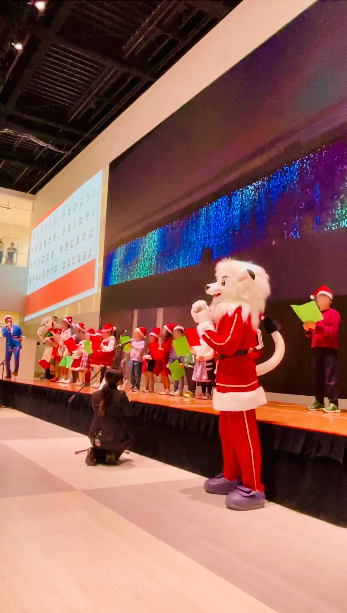 クリスマスイベント、イベント、舞台、Emi Terrace、エミテラス、レオ、レイラ、西武ライオンズ、マスコット、キャラクター、ライオン、ツリー、クリスマスツリー、ブルーライト、ブルーツリー、点灯式、サンタ帽、プレゼント、帽子、キッズサンタ、クリスマス
