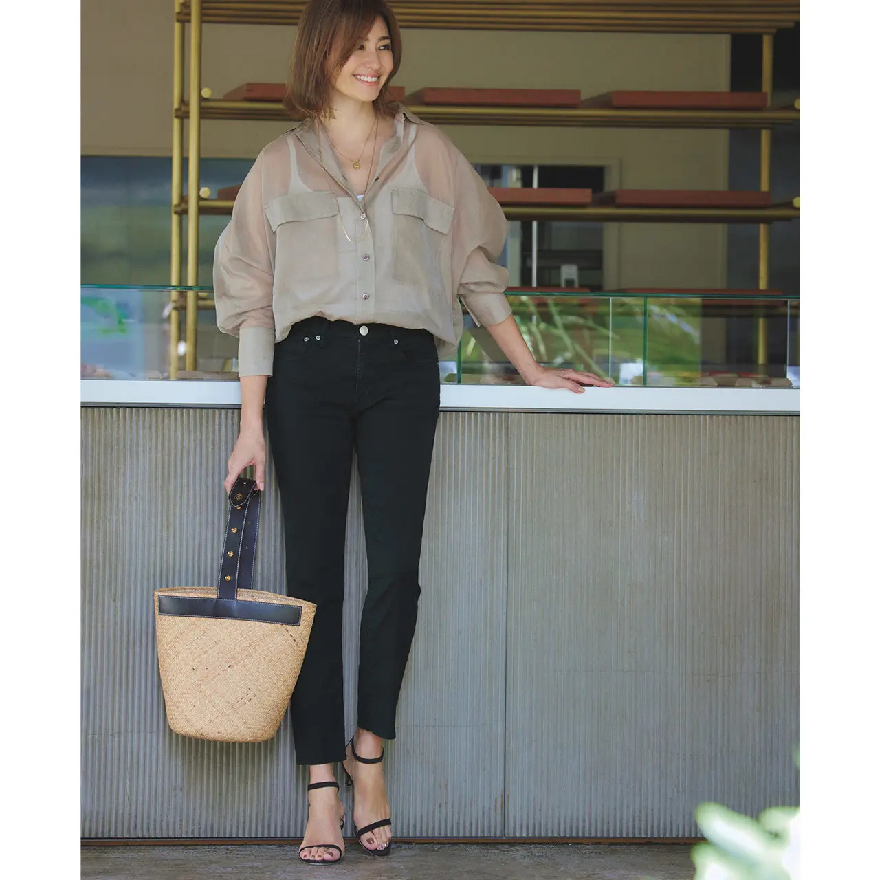 ベージュシアーシャツと黒パンツのコーデ　モデル・RINA