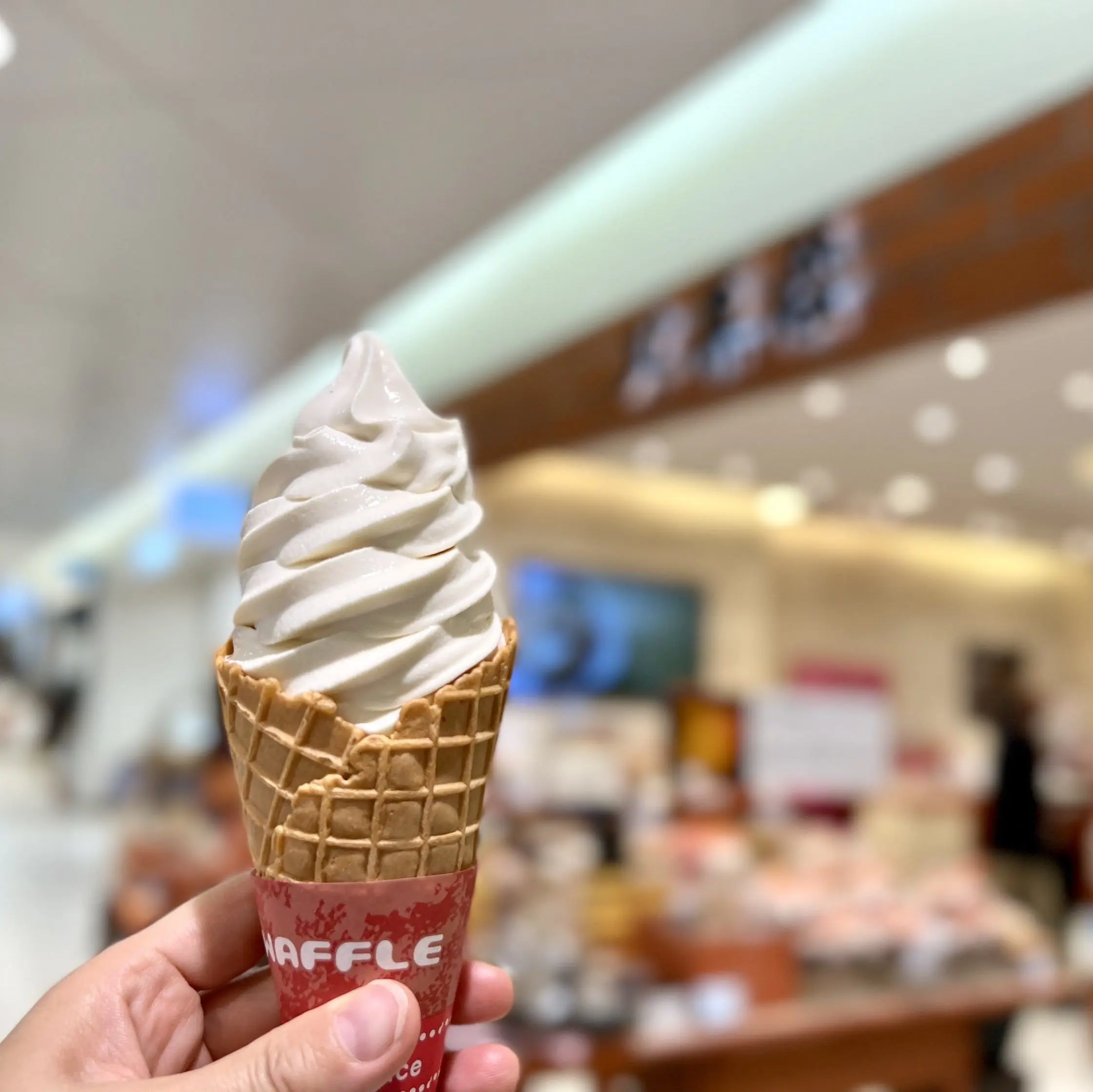新千歳空港の菓子店「北菓楼」のソフトクリーム