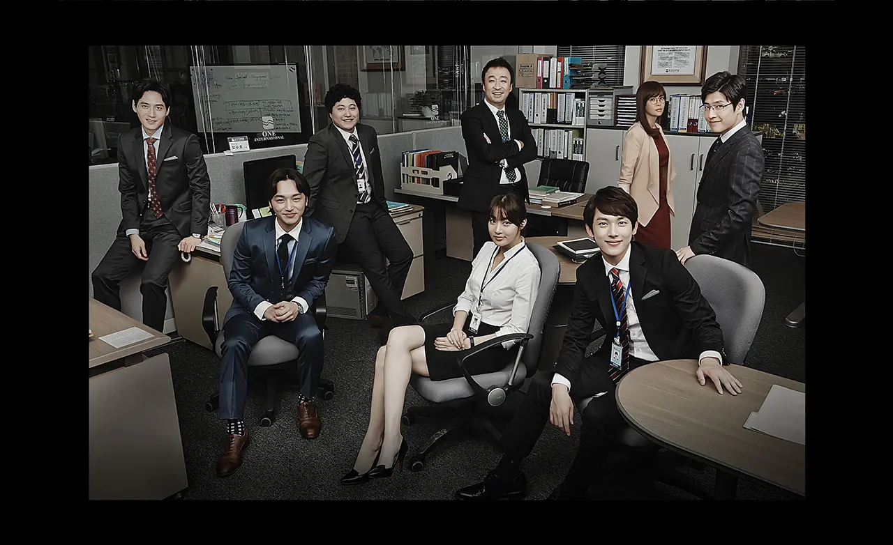 放映当時、韓国では一大「ミセン」ブームに。ウェブ原作ドラマの先駆けでもある。新入社員役のイム・シワン、カン・ソラ、カン・ハヌル、ピョン・ヨハンの4人はこの作品で役者として飛躍。U-NEXTにて配信中　© CJ E＆M Corporation, all rights reserved