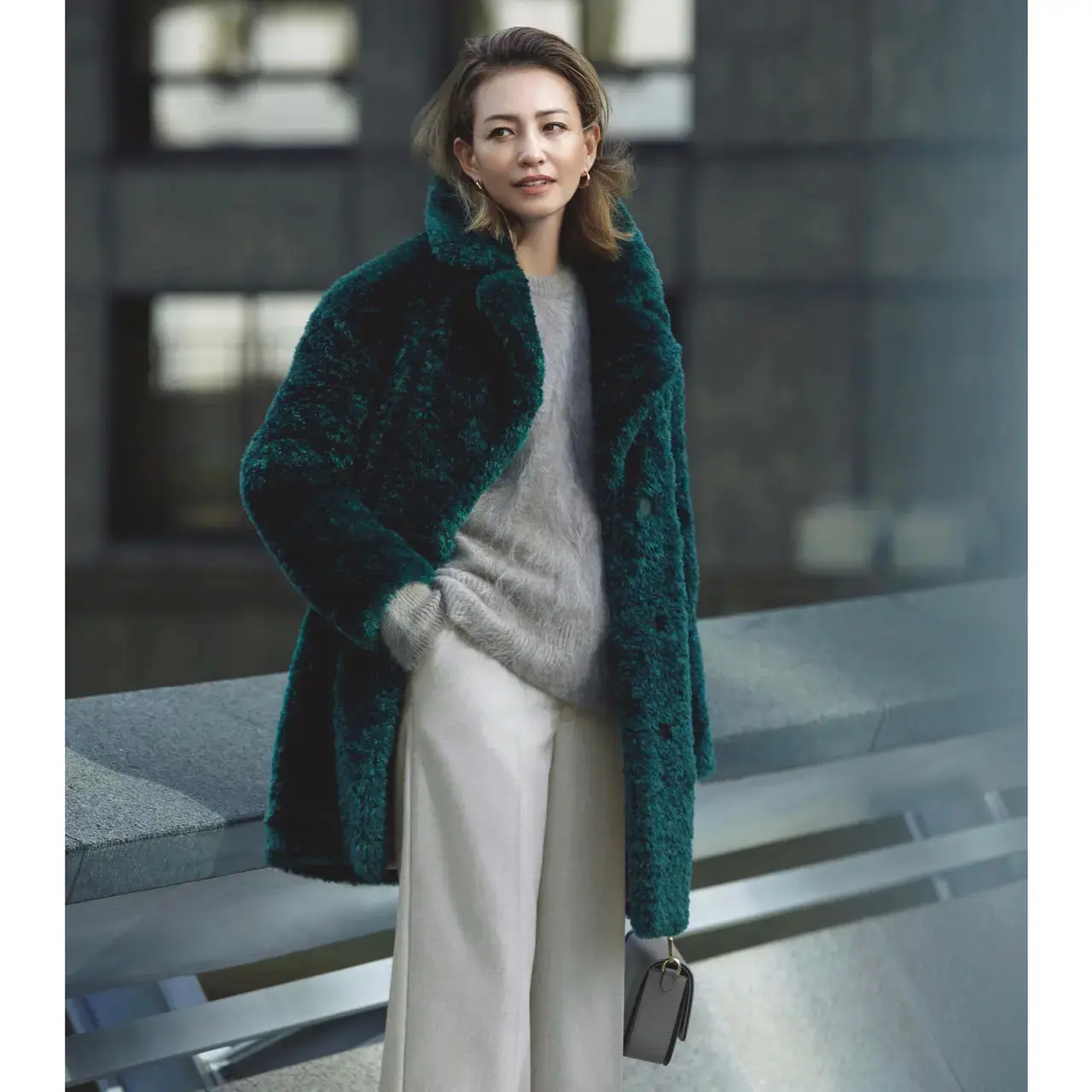防寒も着映えも1枚で実現するディープグリーンのエコファーコートを主役にコーデ。最低気温-1℃