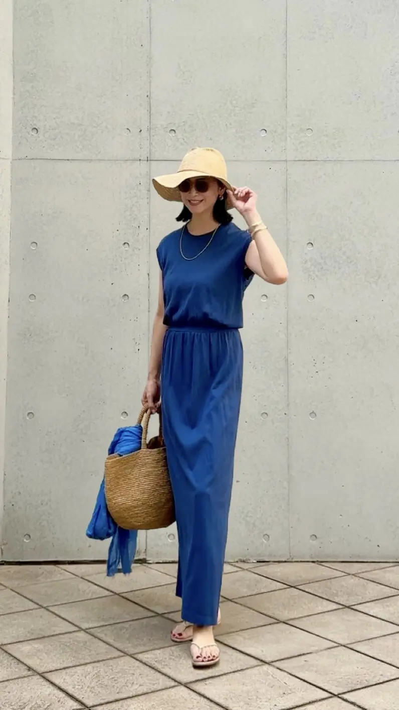 一枚で涼やかな装いに小物プラスで都会リゾートスタイル🌞_1_2