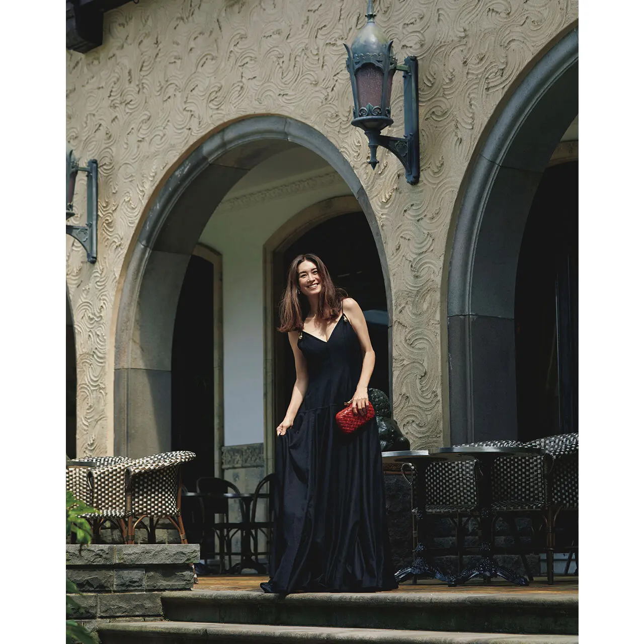 ブラックのキャミロングドレスを着たモデル・ブレンダ