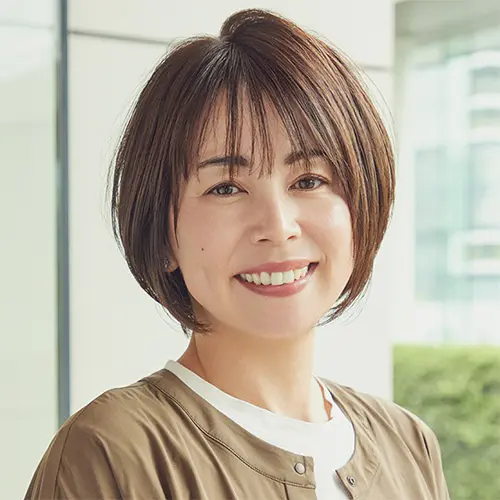 毛量を抑えて頭の形を美しく！清潔感漂う50代のツヤショートヘア【50代髪型・ヘアスタイル】