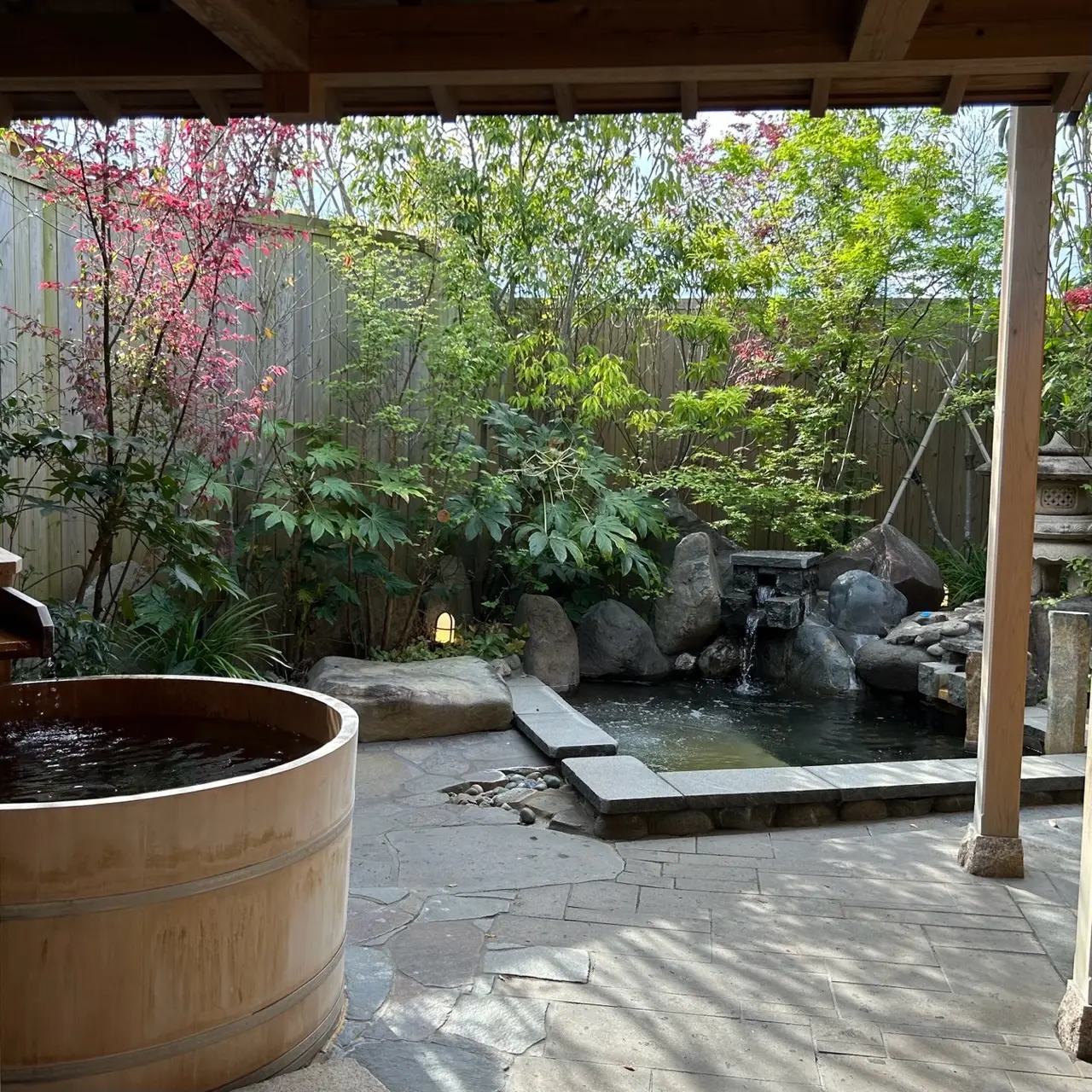 霧島温泉の宿の庭の露天風呂ふたつ