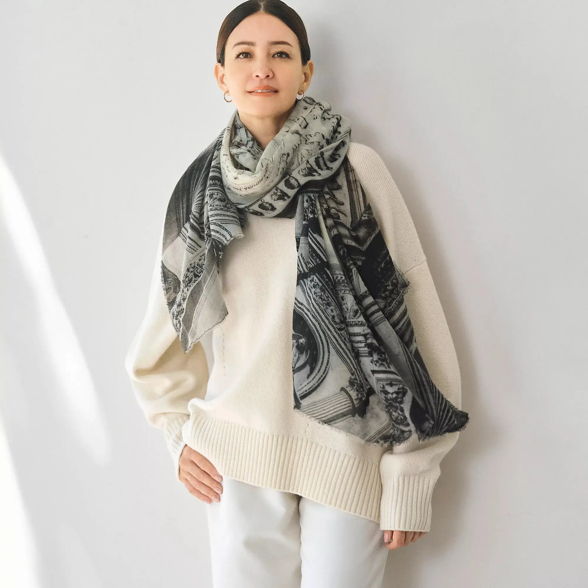 アーティスティックなモノクロ写真をプリント「Faliero Sarti」のウールカシミヤストール_1_1