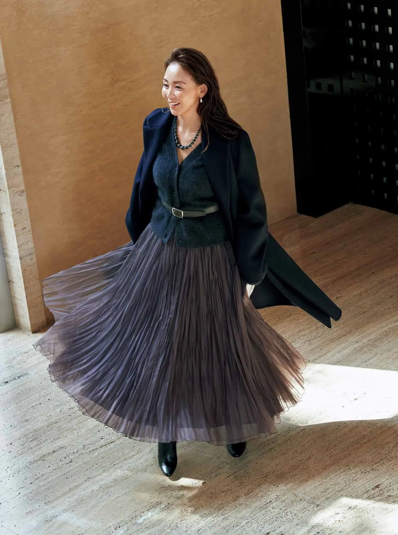 冬の街で思わず目がいく、華やかな気配―― 主役はドラマティックなスカートで