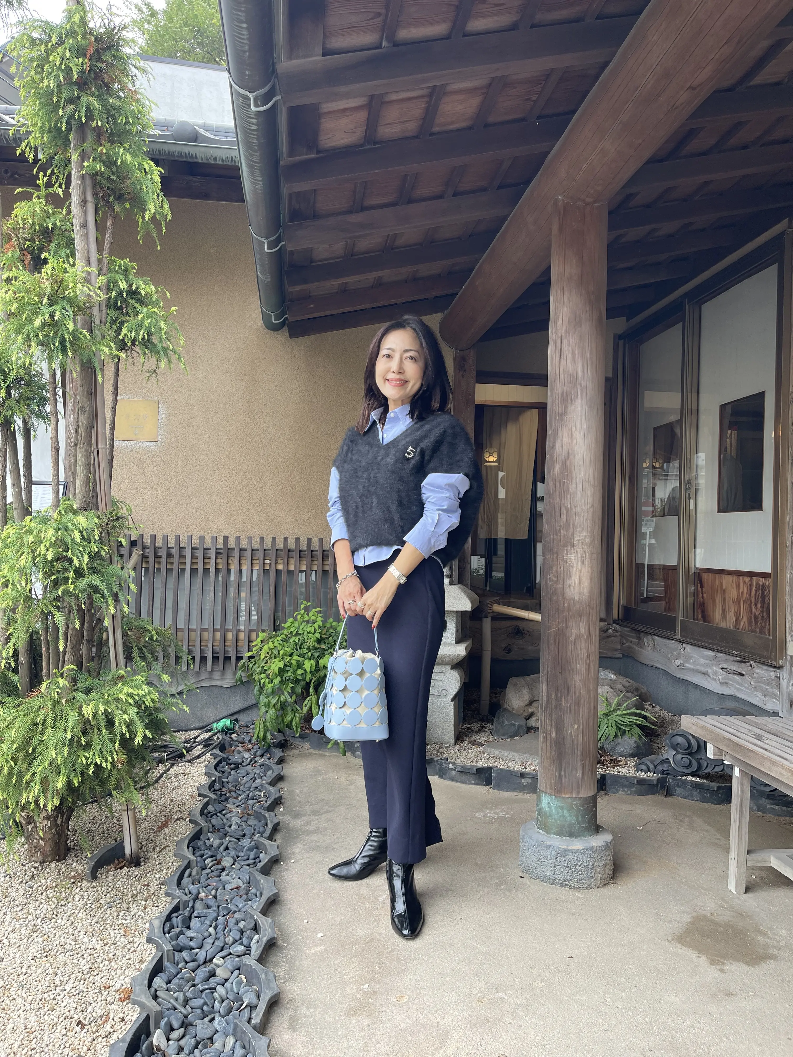 GUシャツをインしたネイビーコーデで鎌倉の古民家スパニッシュレストランへ_1_15