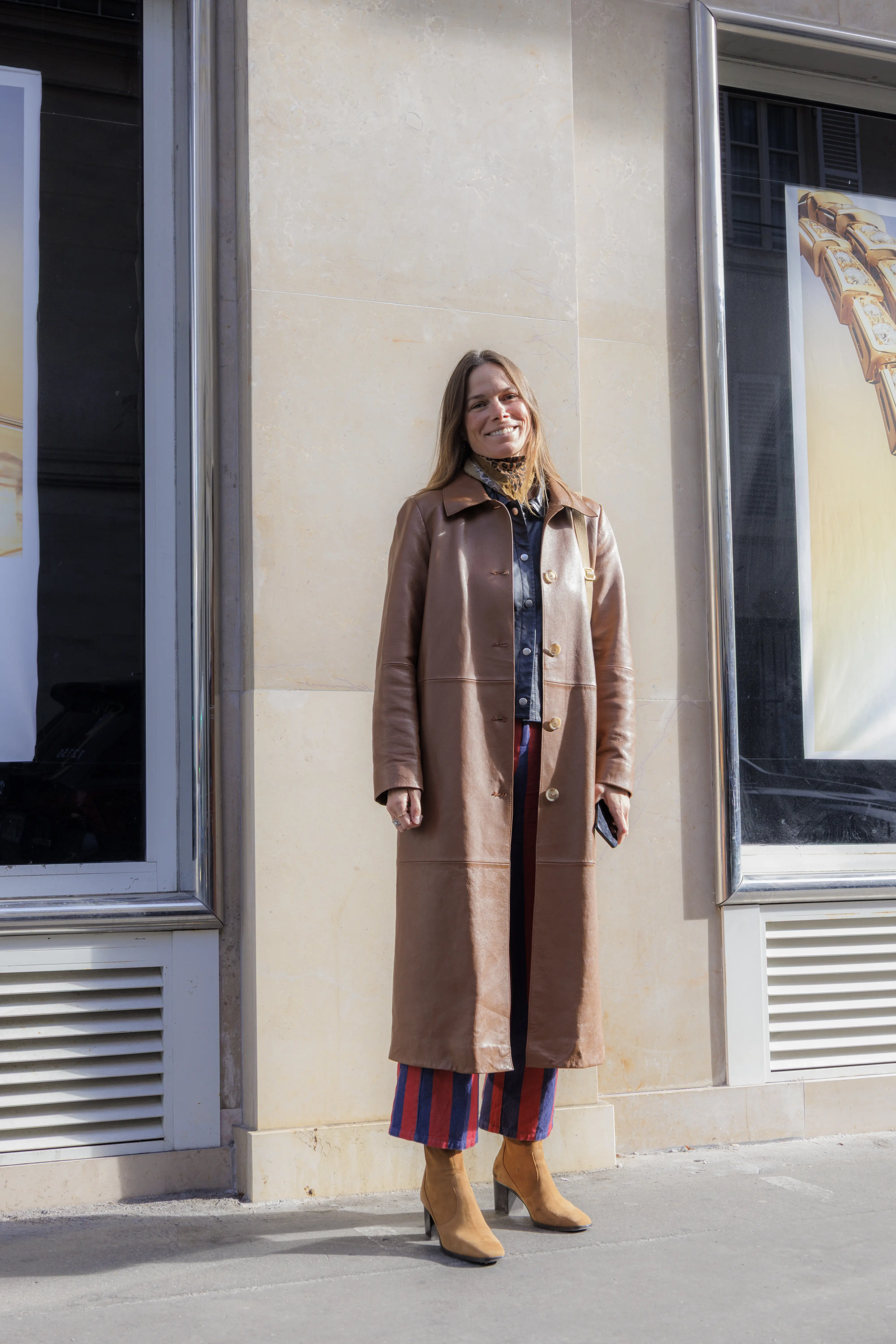 ファッションスナップ　スカーフ　レザーコート　ブーツ　パンツコーデ